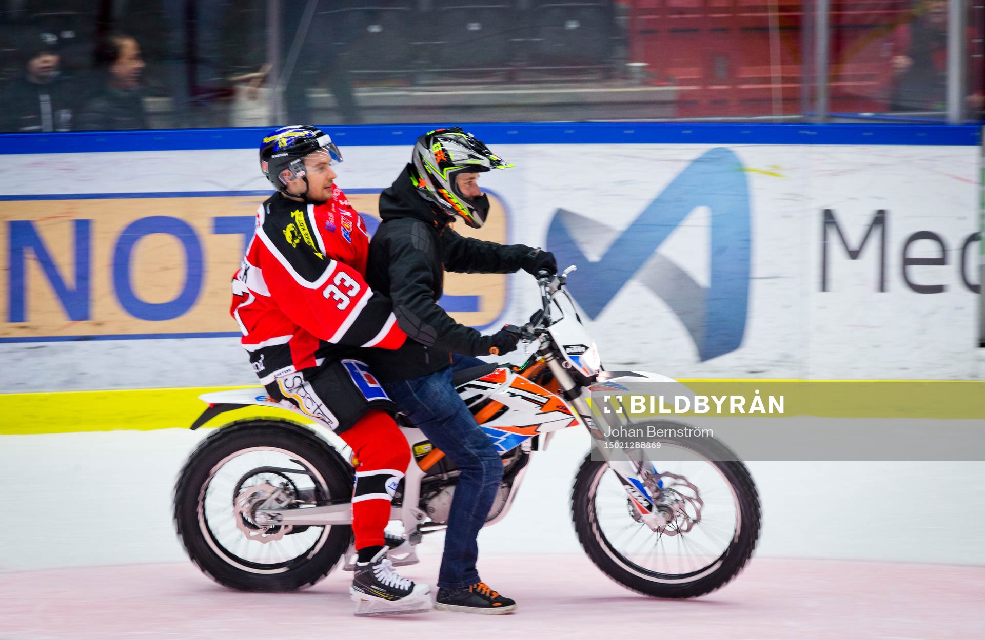 Örebros målvakt Julius Hudacek spexar på en motocross