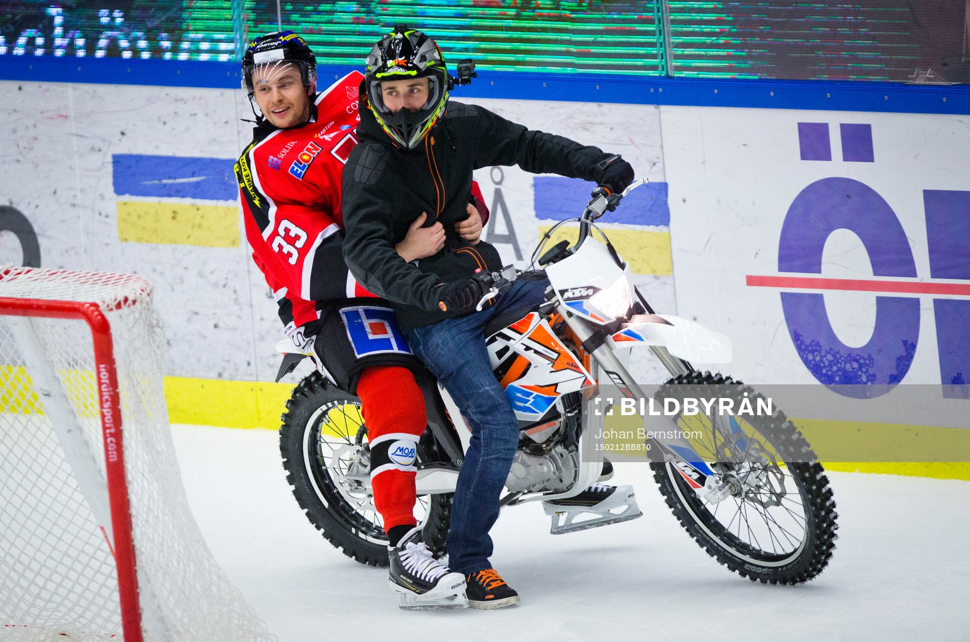 Örebros målvakt Julius Hudacek spexar på en motocross