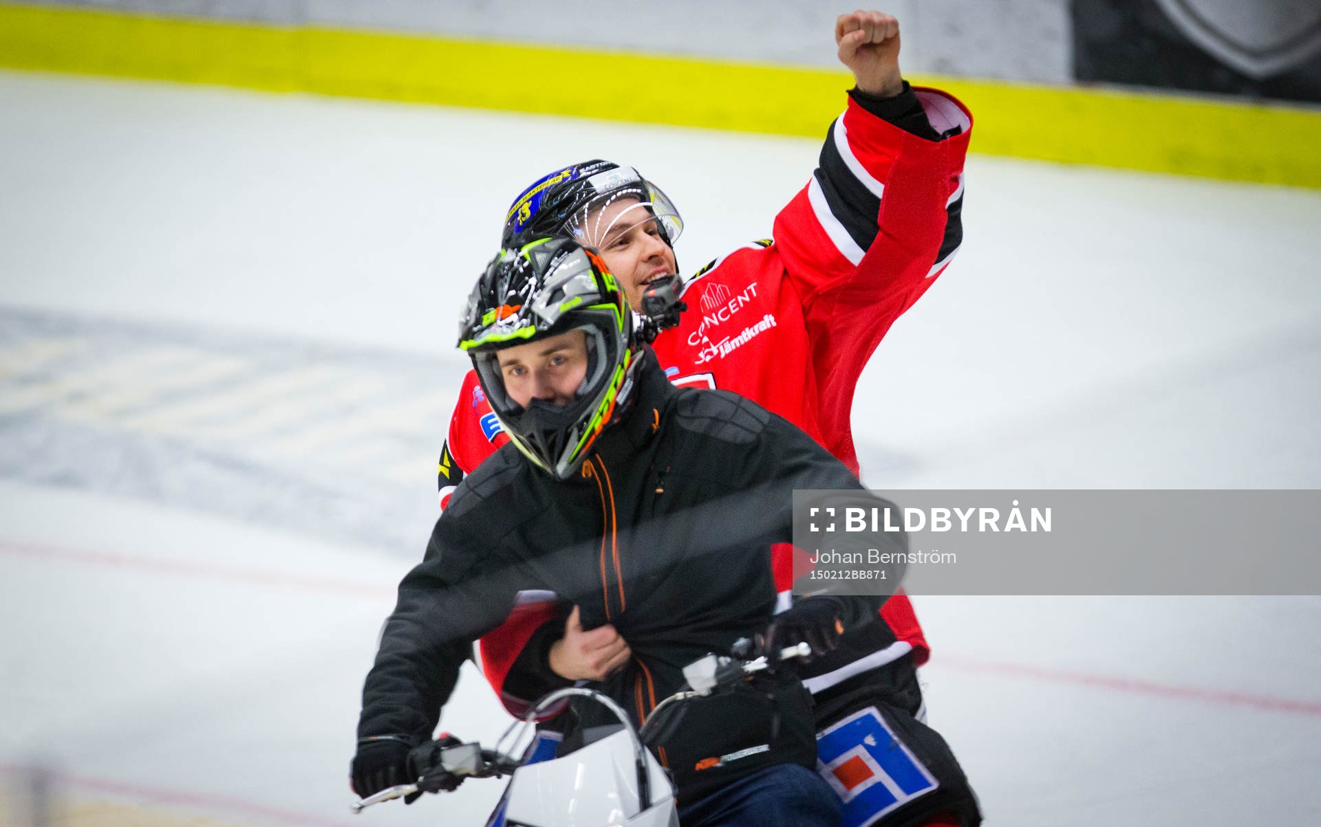 Örebros målvakt Julius Hudacek spexar på en motocross