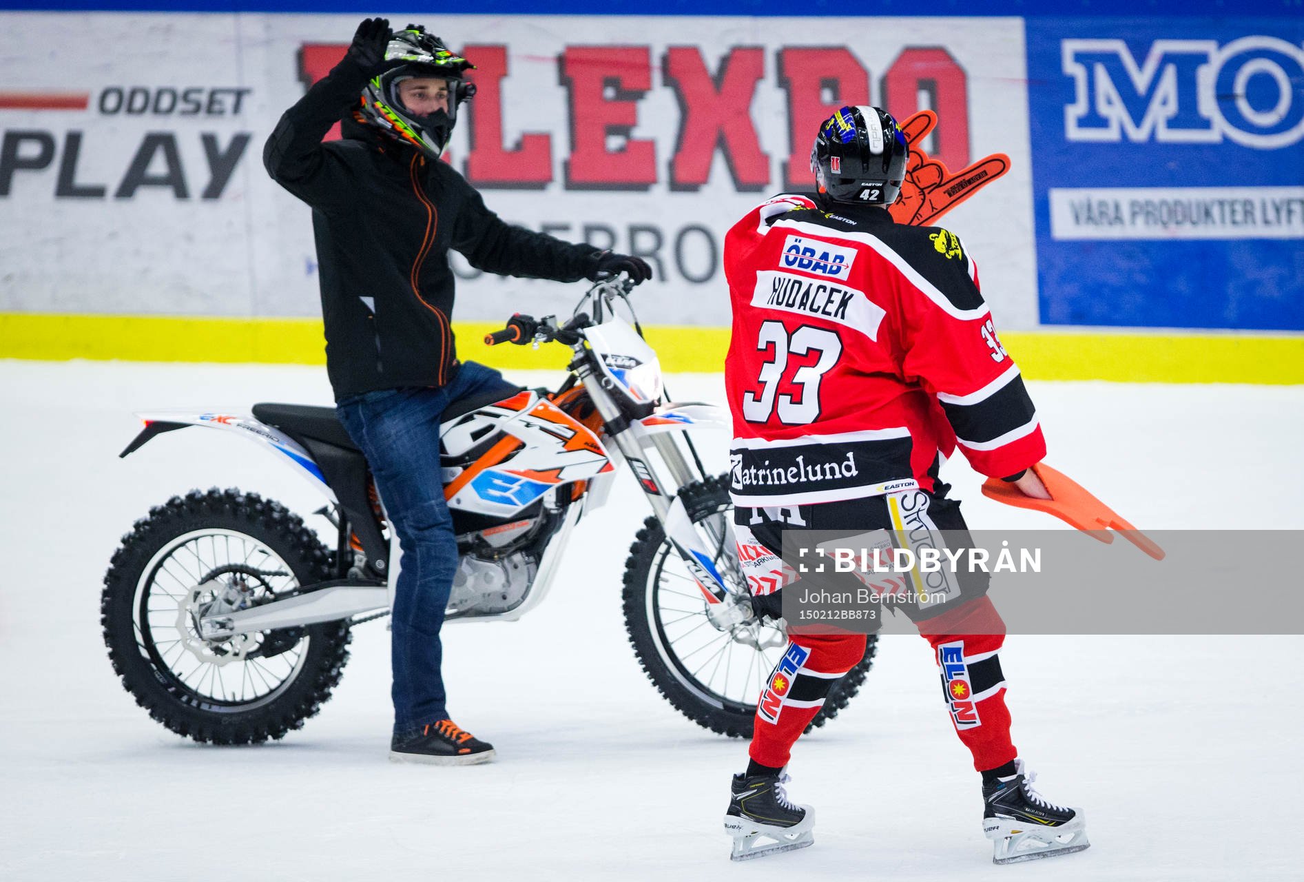 Örebros målvakt Julius Hudacek spexar på en motocross