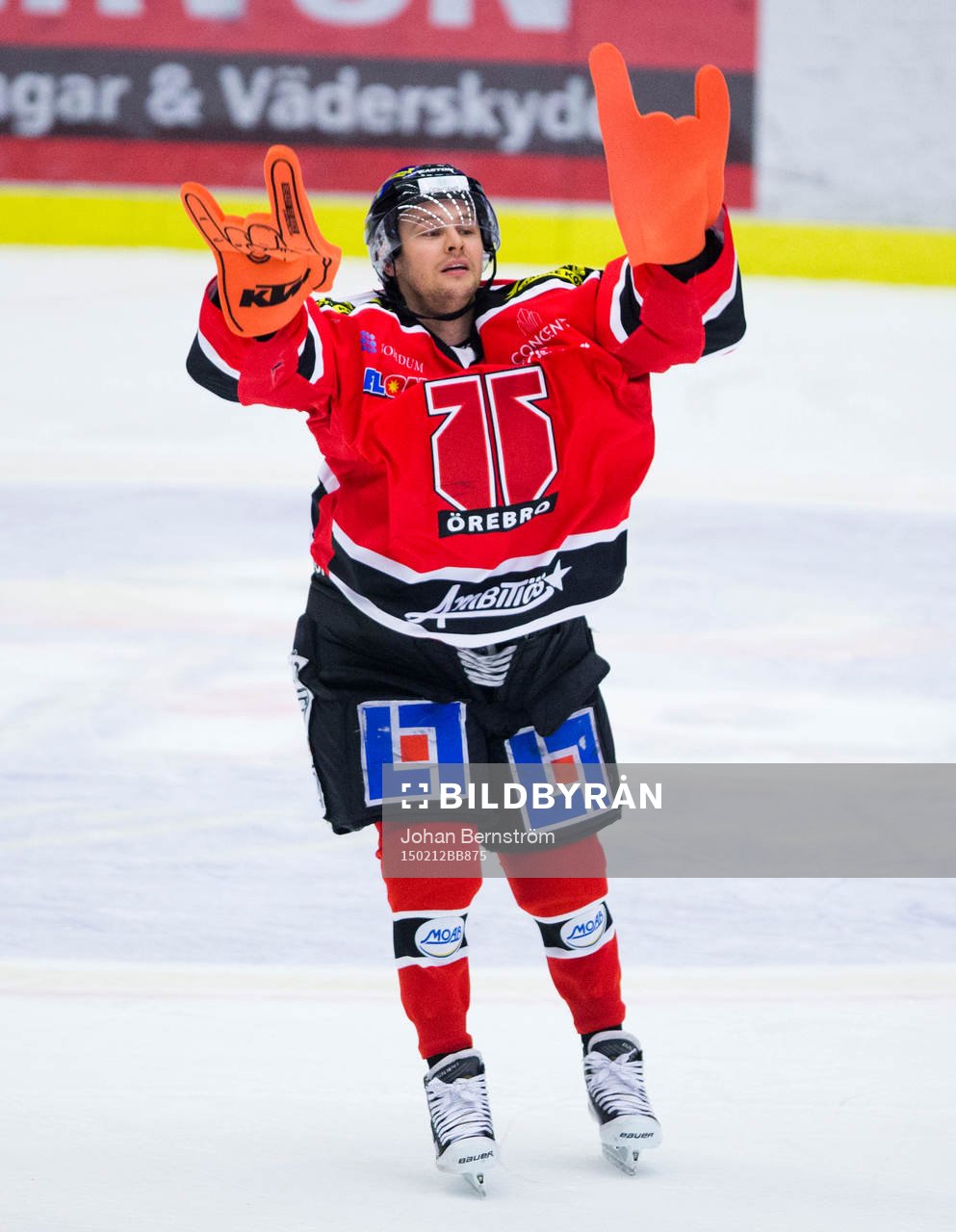 Örebros målvakt Julius Hudacek spexar