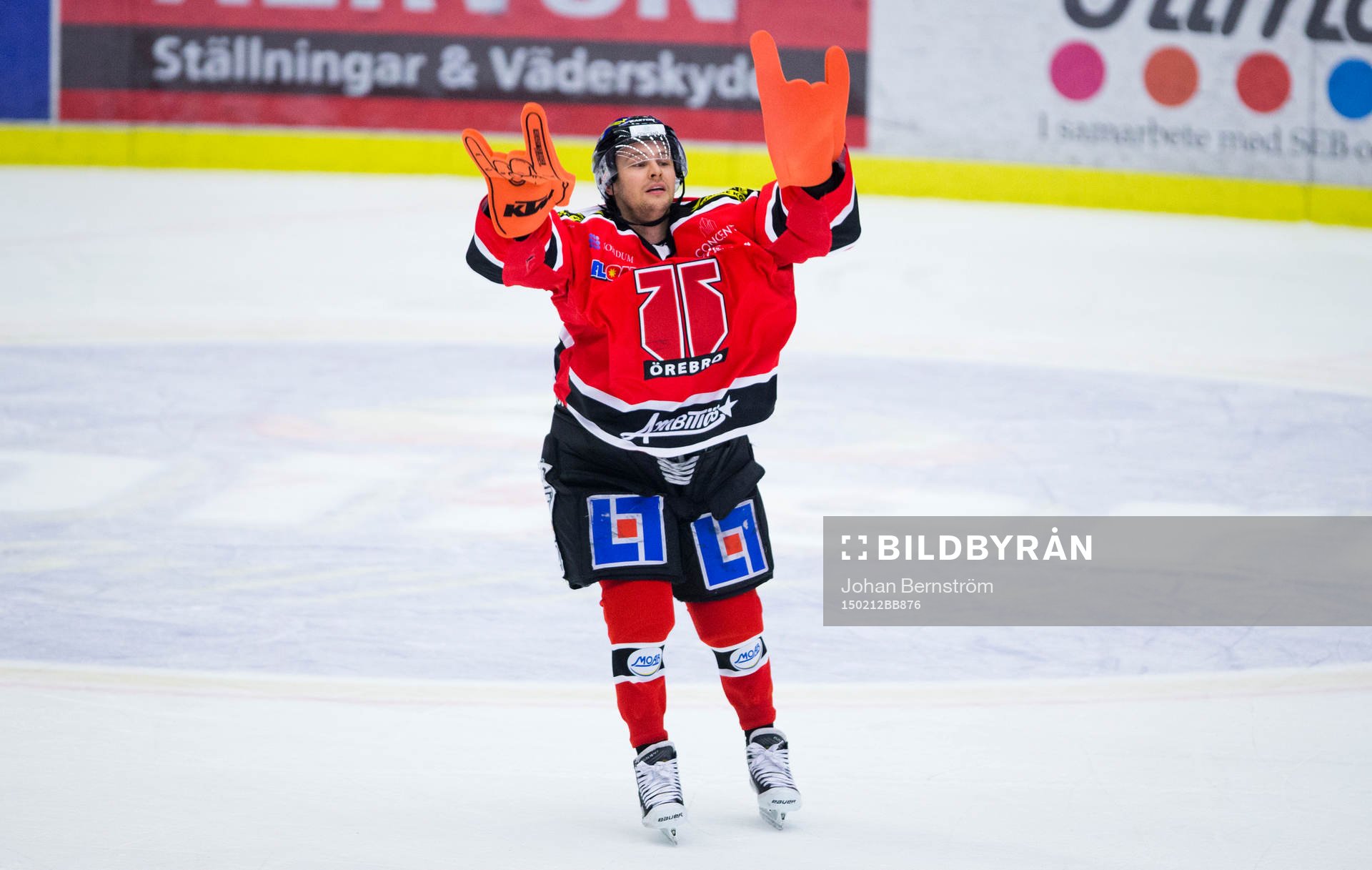 Örebros målvakt Julius Hudacek spexar