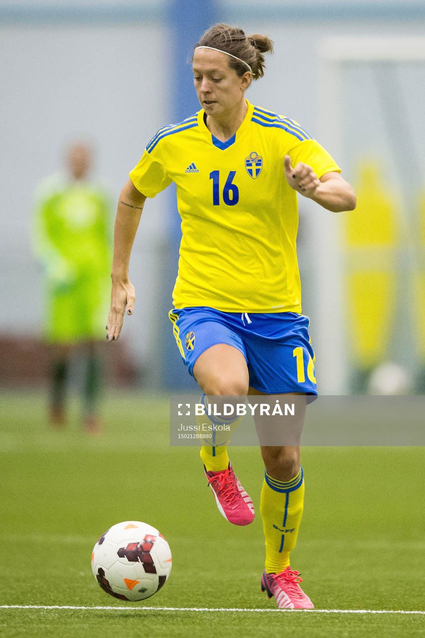 Sveriges Lina Nilsson under en träningslandskamp i fotboll mellan Finland och Sverige den 12 februari 2015 i Forssa.