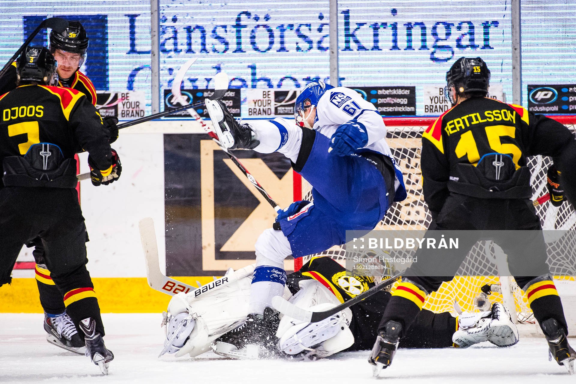 Leksands Johan Ryno faller över Brynäs målvakt Bernhard