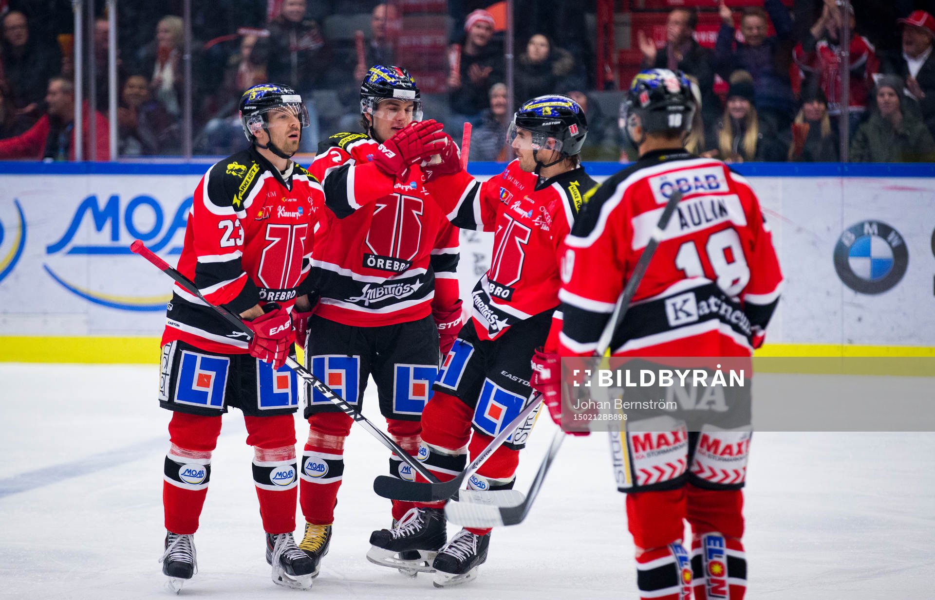 Örebros Tomas Skogs gör 1-0 och jublar med Derek Ryan och