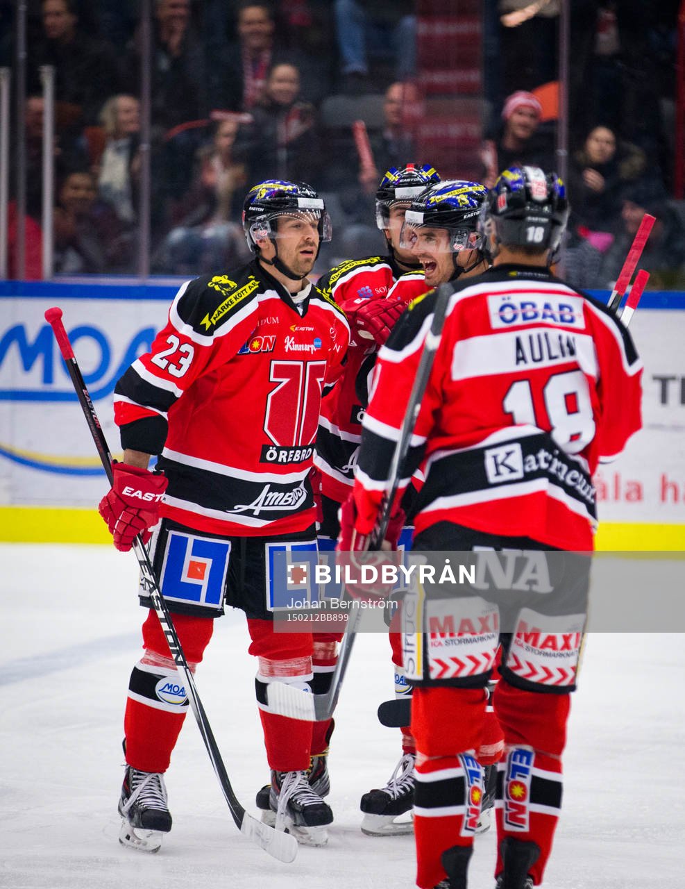 Örebros Tomas Skogs gör 1-0 och jublar med Derek Ryan och