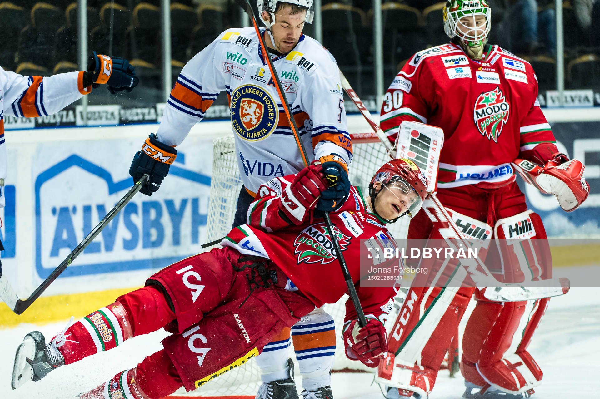 Växjös Noah Welch trycker ned Joonas Nättinen medan