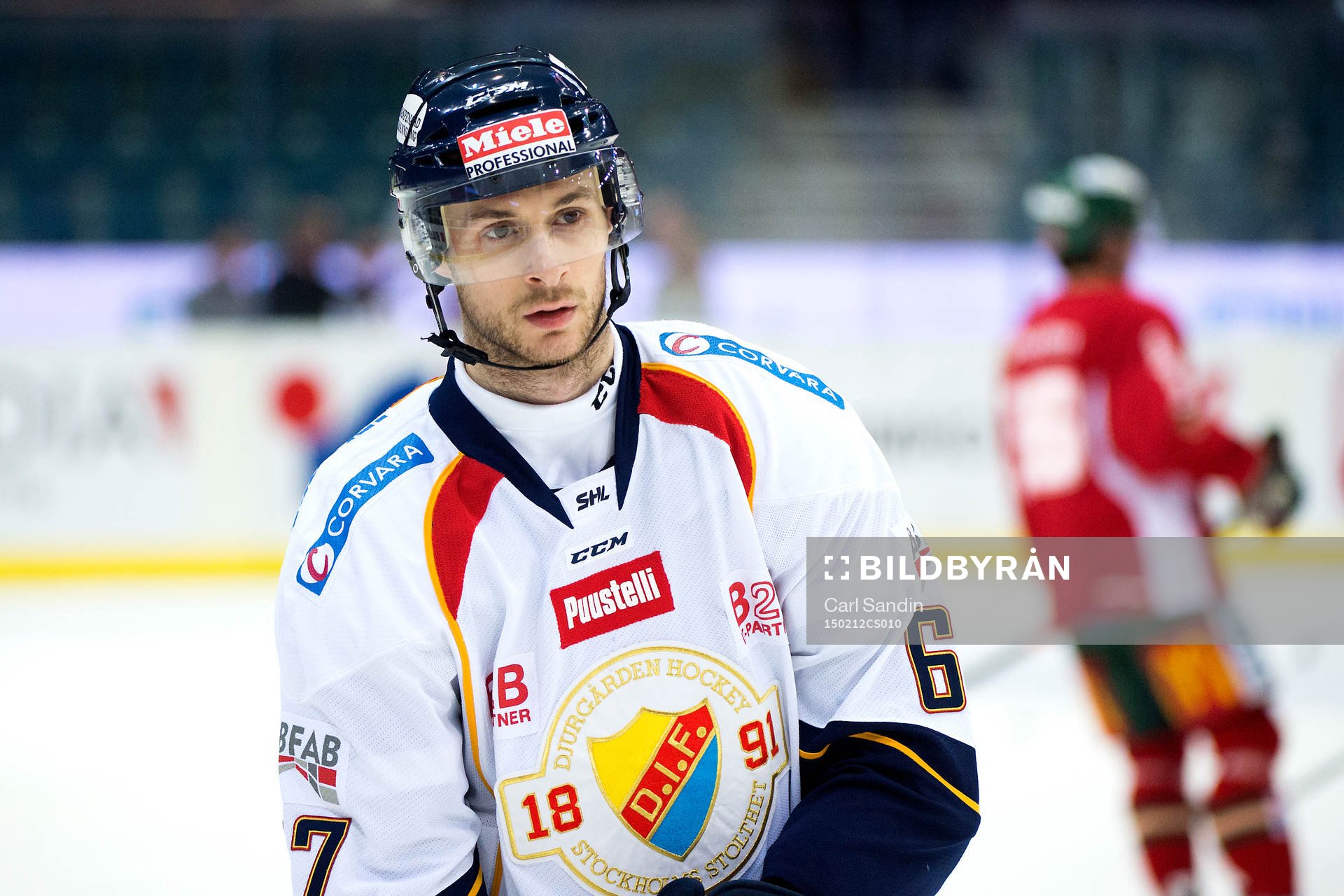 Djurgårdens Simon Gysbers värmer upp innan en