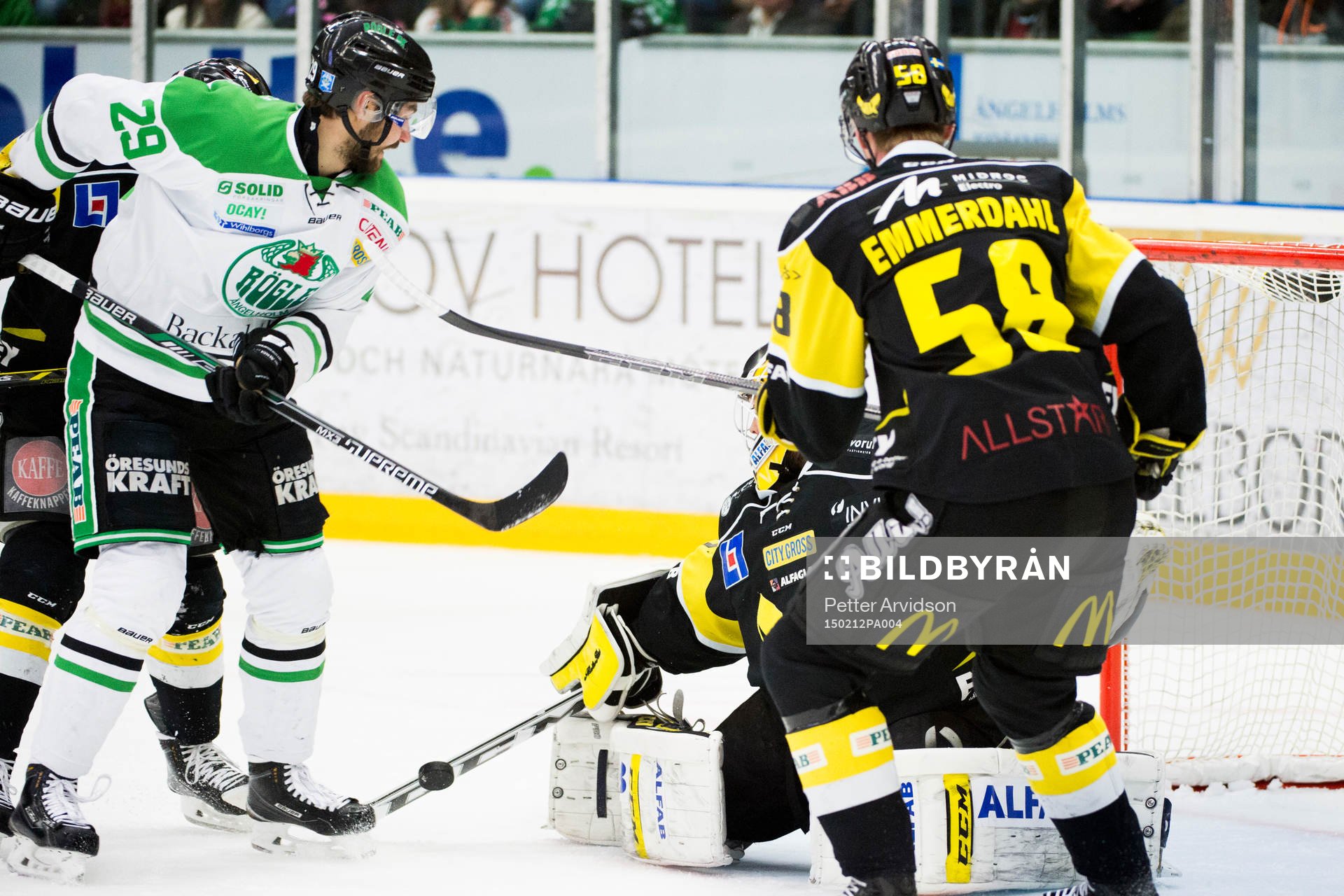 Rögles Ludvig Rensfeldt (tv) gör 1-0 bakom Västerås