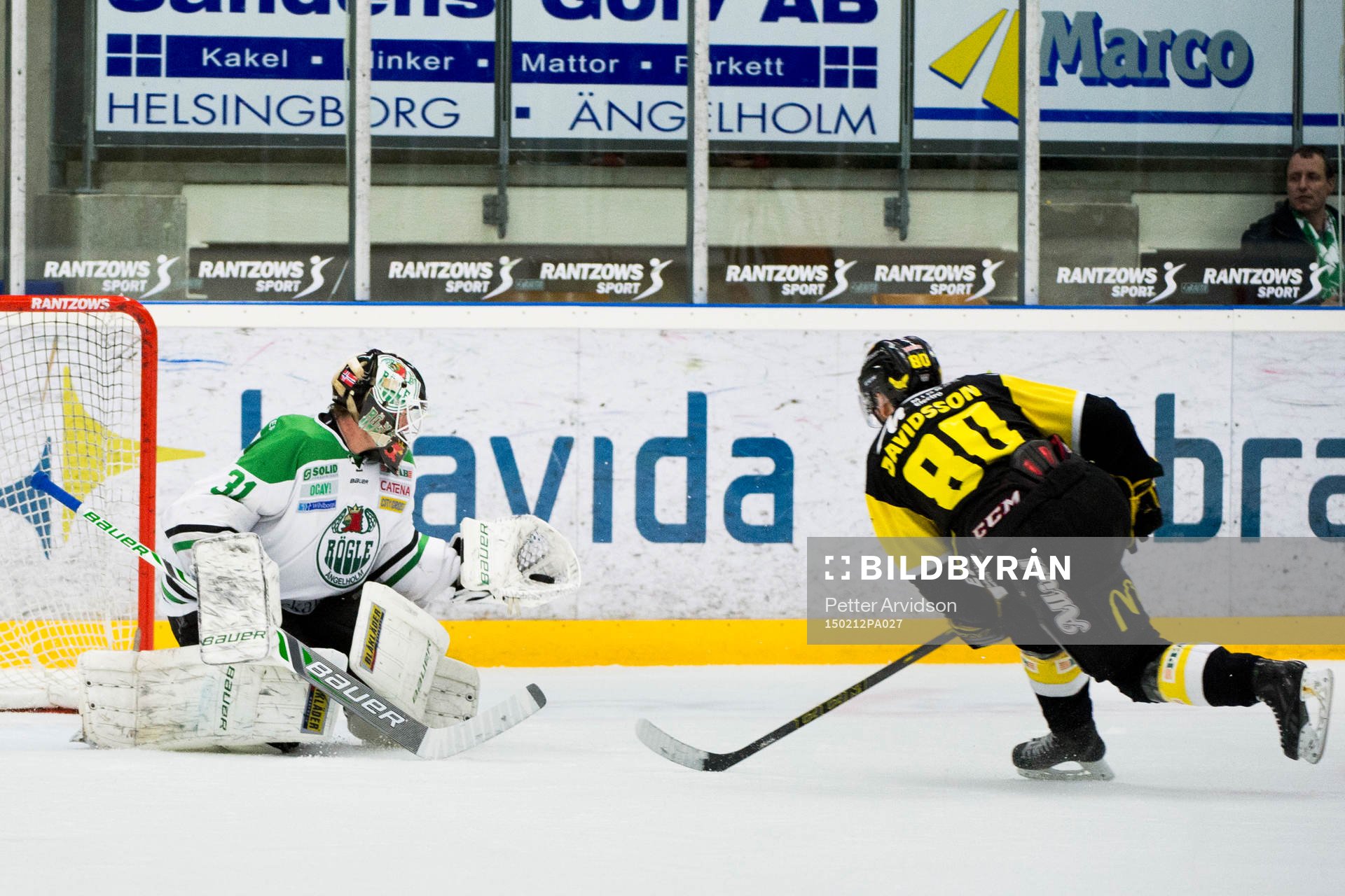 Rögles målvakt Lars Volden räddar en straff