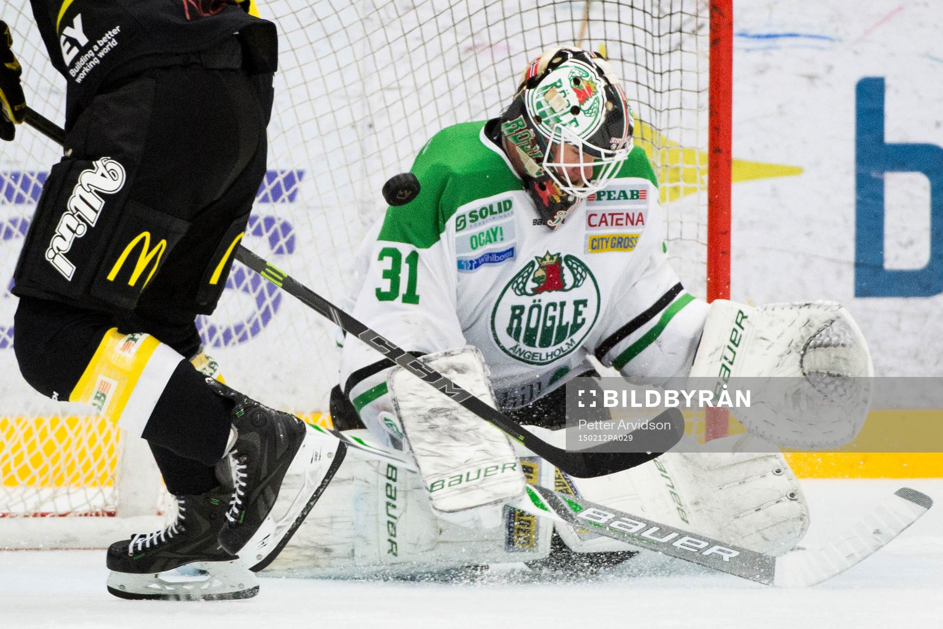 Rögles målvakt Lars Volden räddar en straff