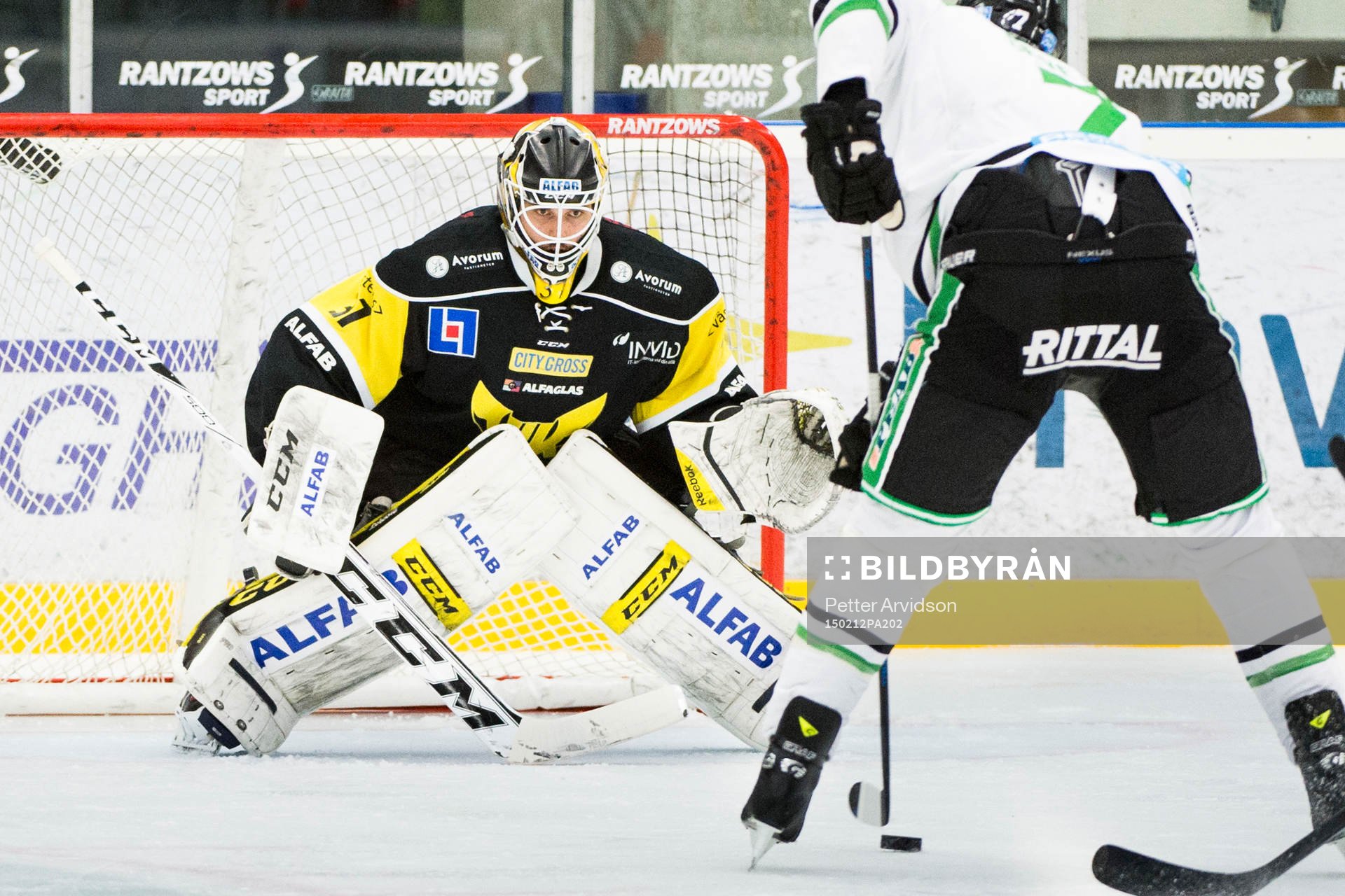 Rögles Andre Deveaux i friläge mot Västerås målvakt