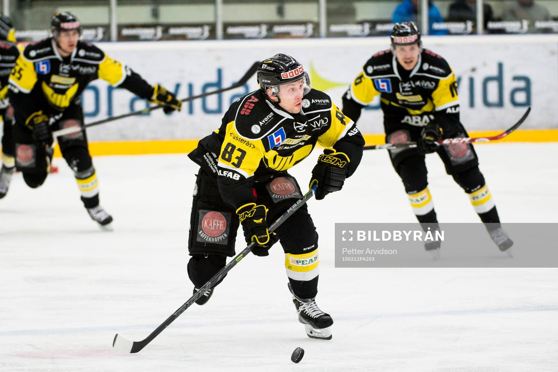 Västerås Dustin Johner driver upp pucken i ett anfall