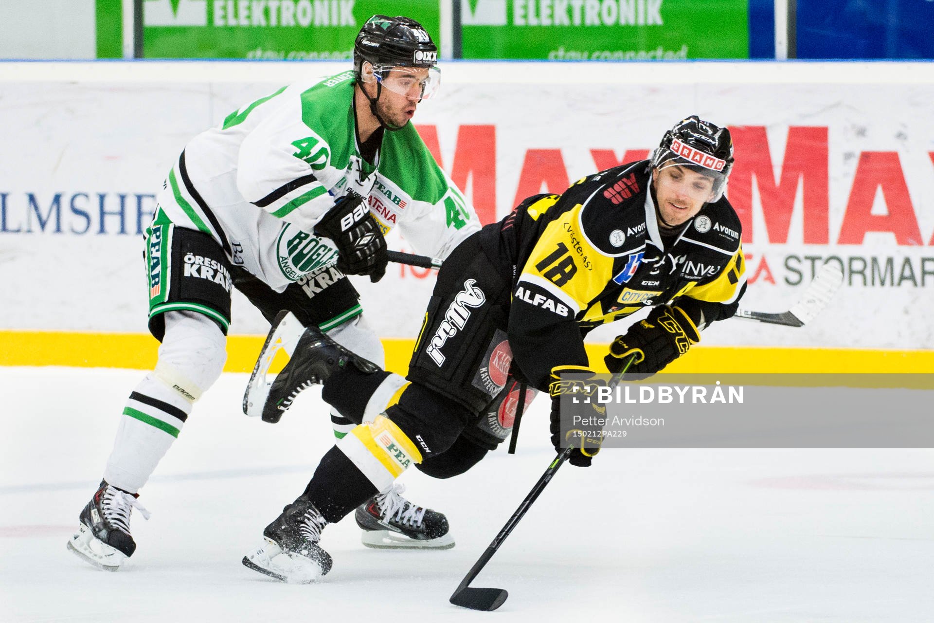 Rögles Jesper Jensen crosscheckar Västerås Jeremy