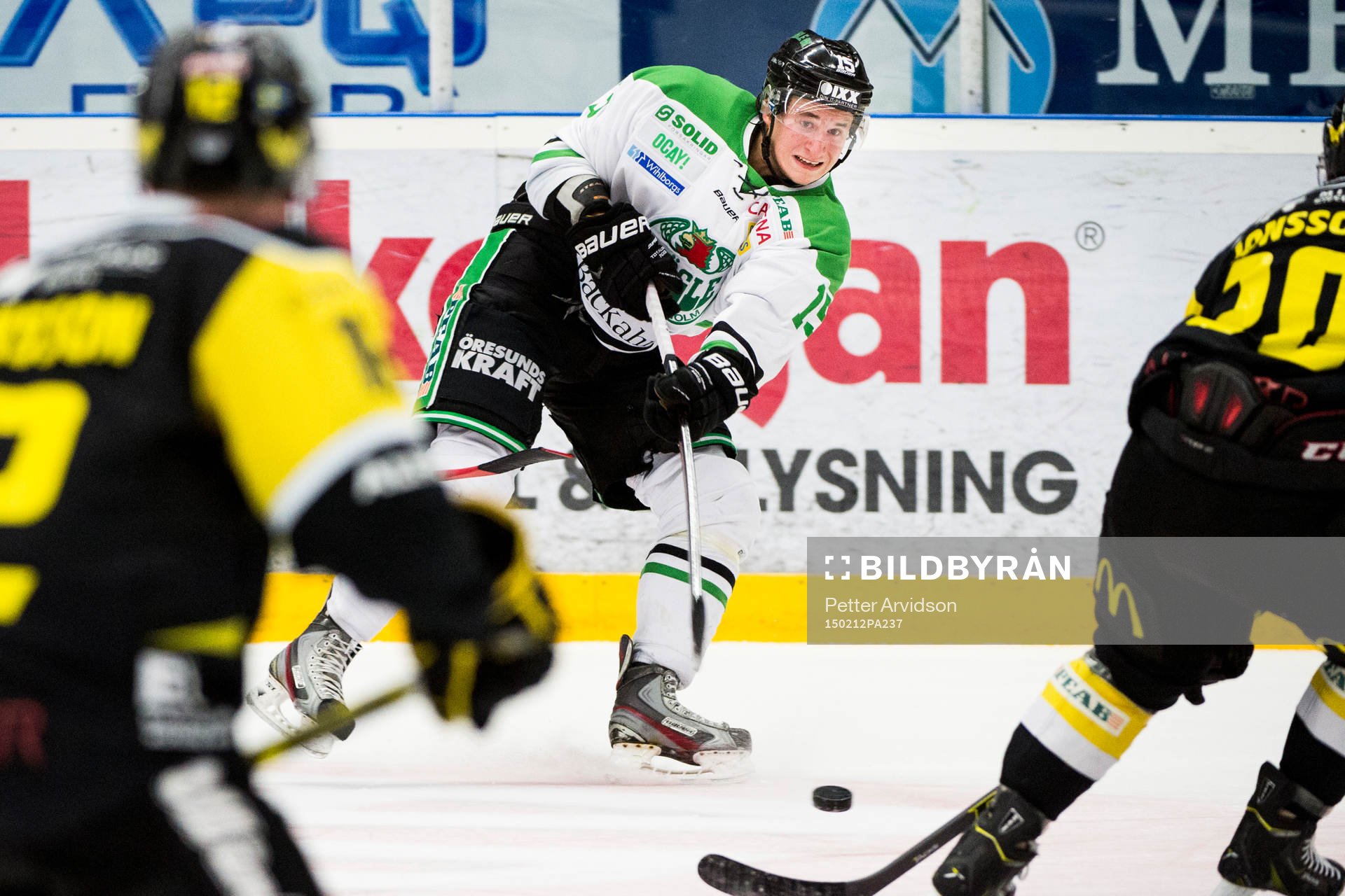 Rögles Jakob Lilja spelar in pucken