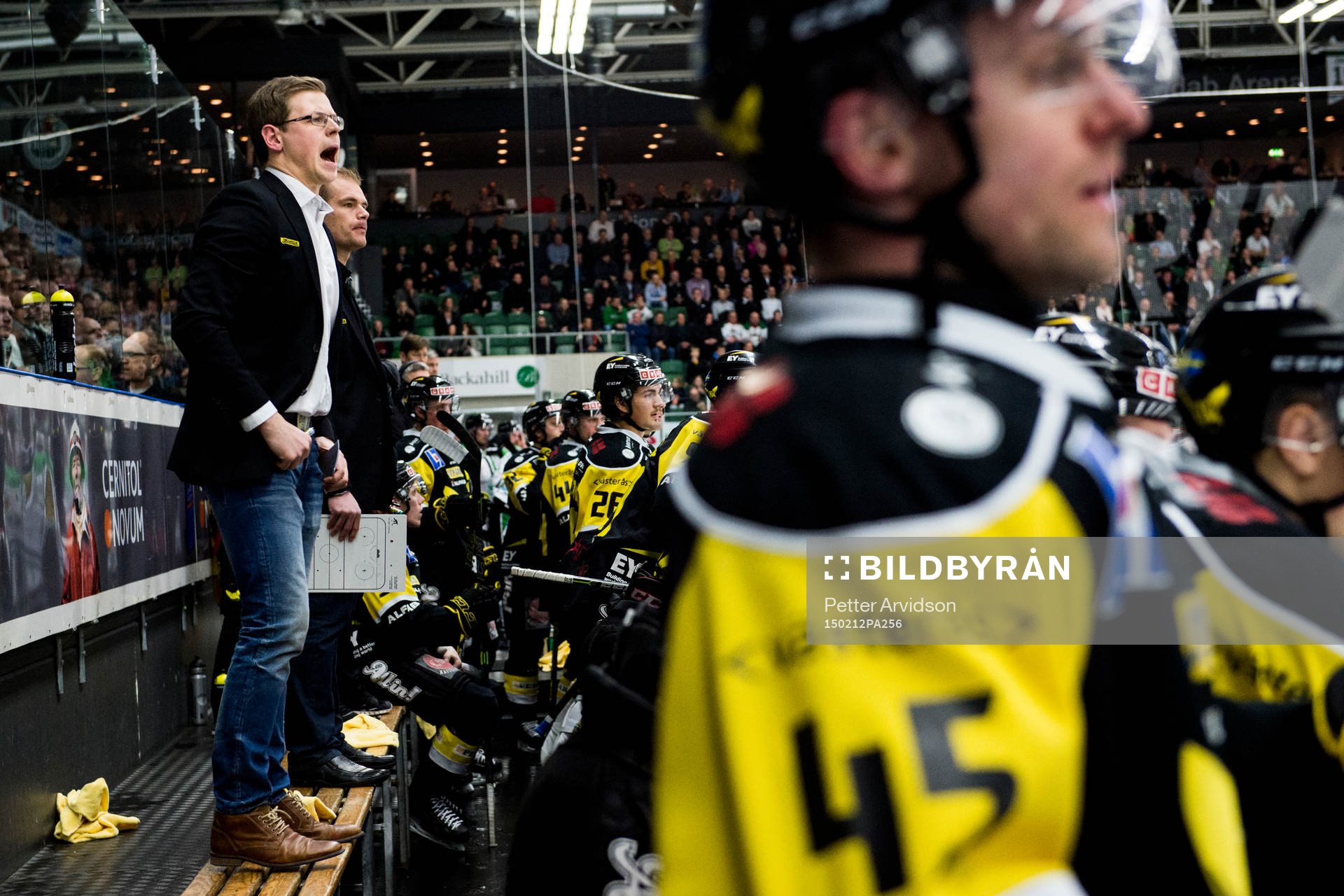Västerås tränare Martin Filander skriker i båset