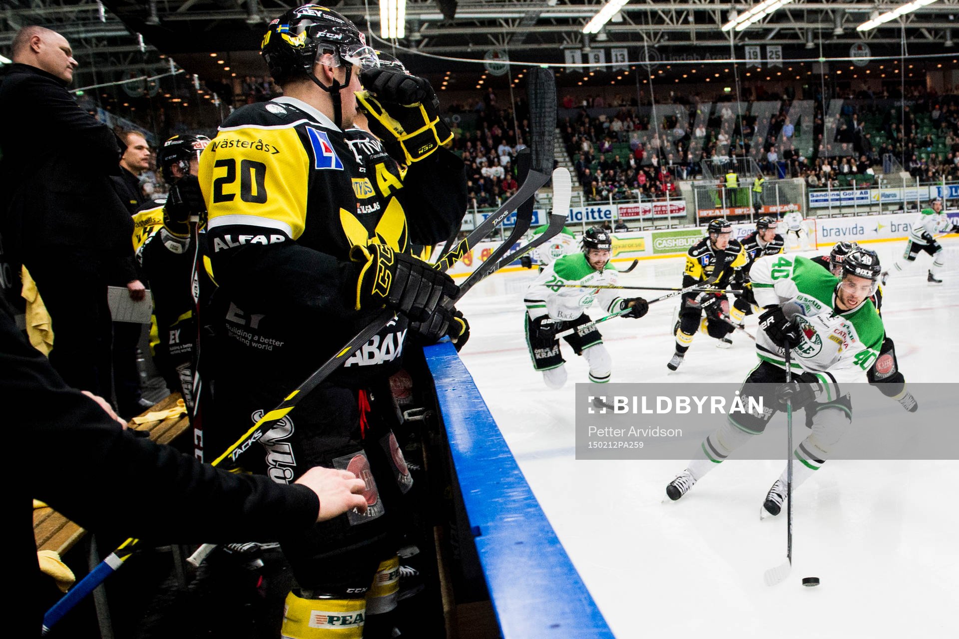 Rögles Jesper Jensen driver pucken förbi Västerås bås