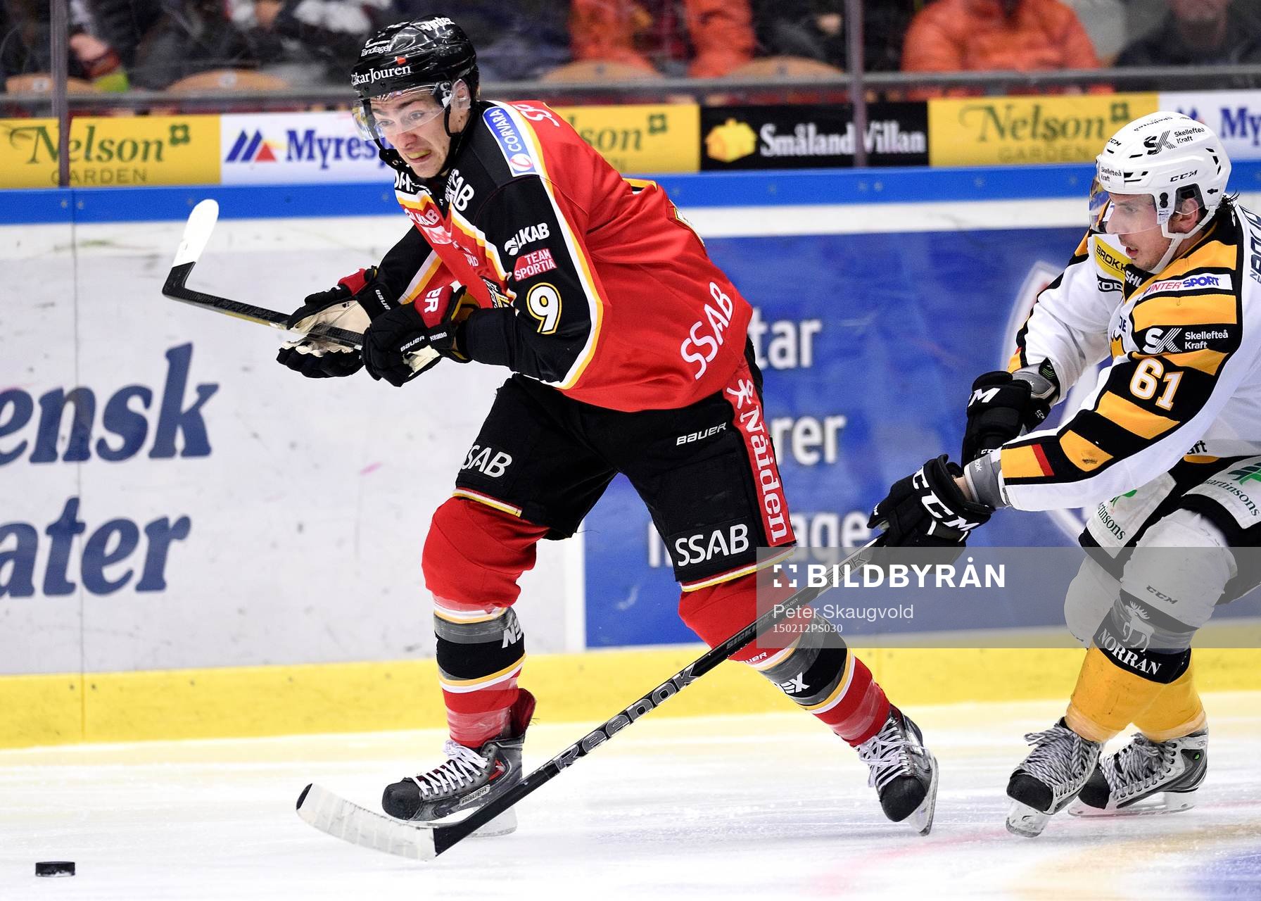 Luleås Johan Forsberg jagas av  Skellefteås Fredrik