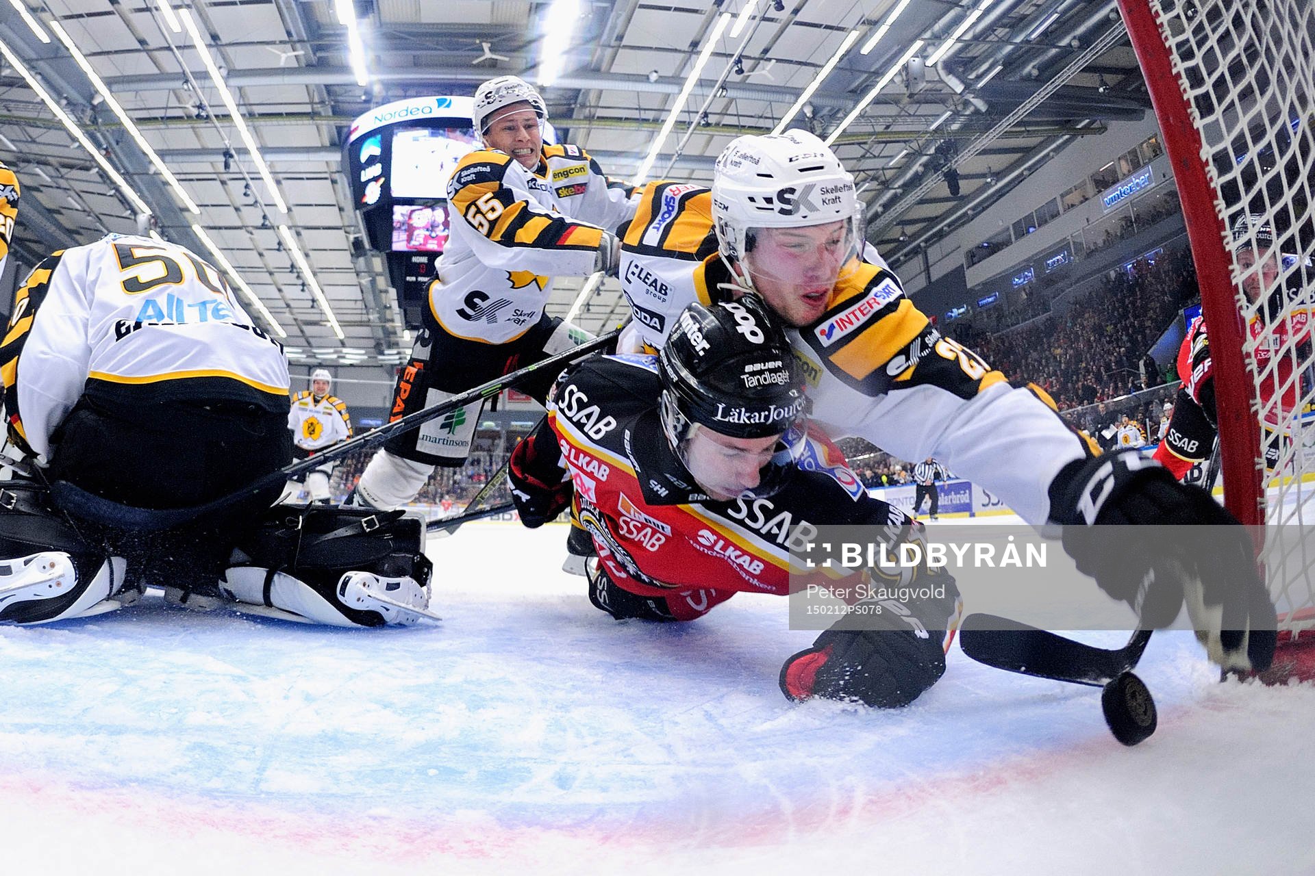 Skellefteås Martin Lundberg försöker stoppa pucken från