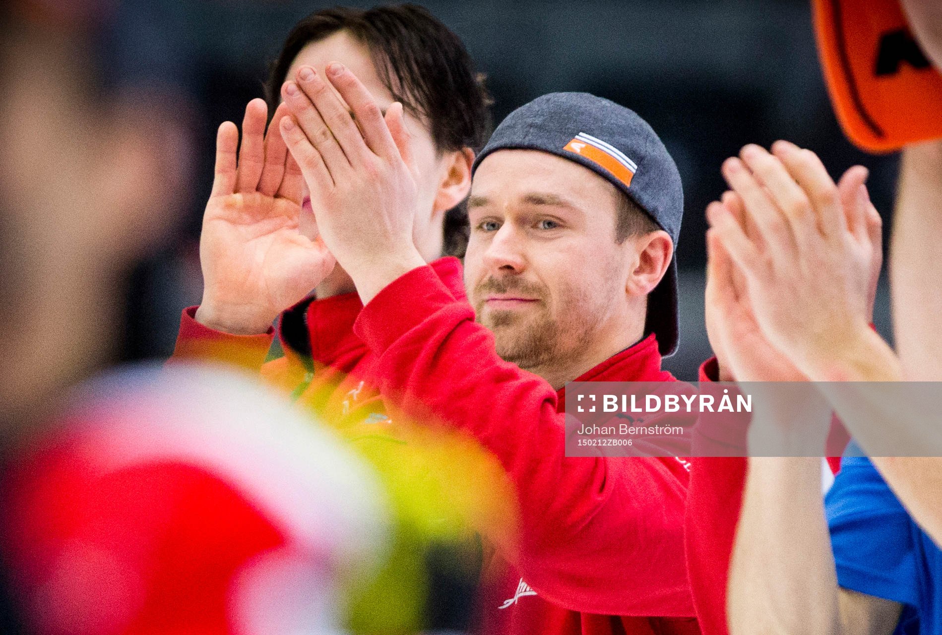 Örebros Tomas Skogs åker in på isen och tackar fansen
