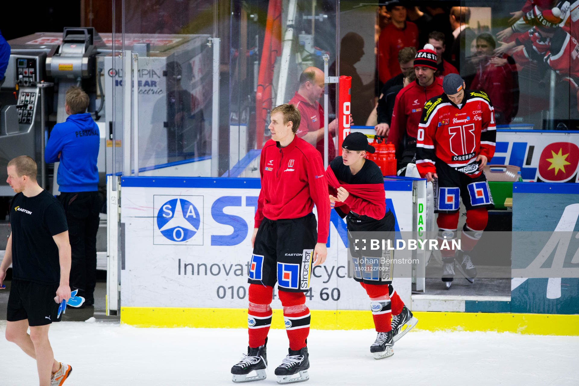 Örebros Marko Anttila åker in på isen och tackar fansen