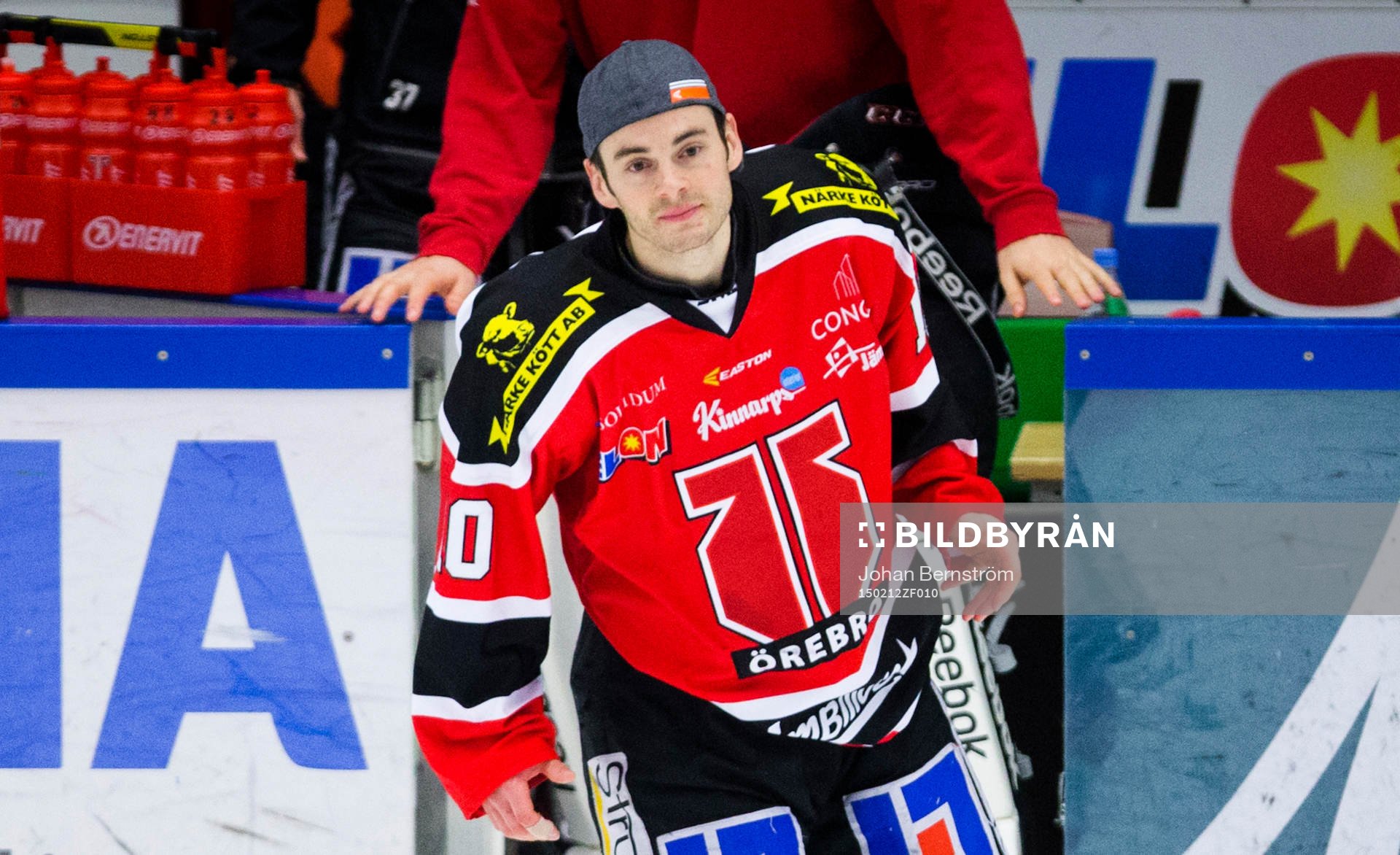 Örebros Derek Ryan åker in på isen och tackar fansen