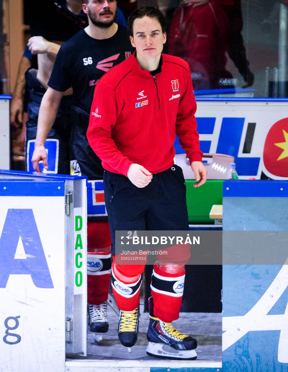 Örebros Petr Zámorský åker in på isen och tackar fansen