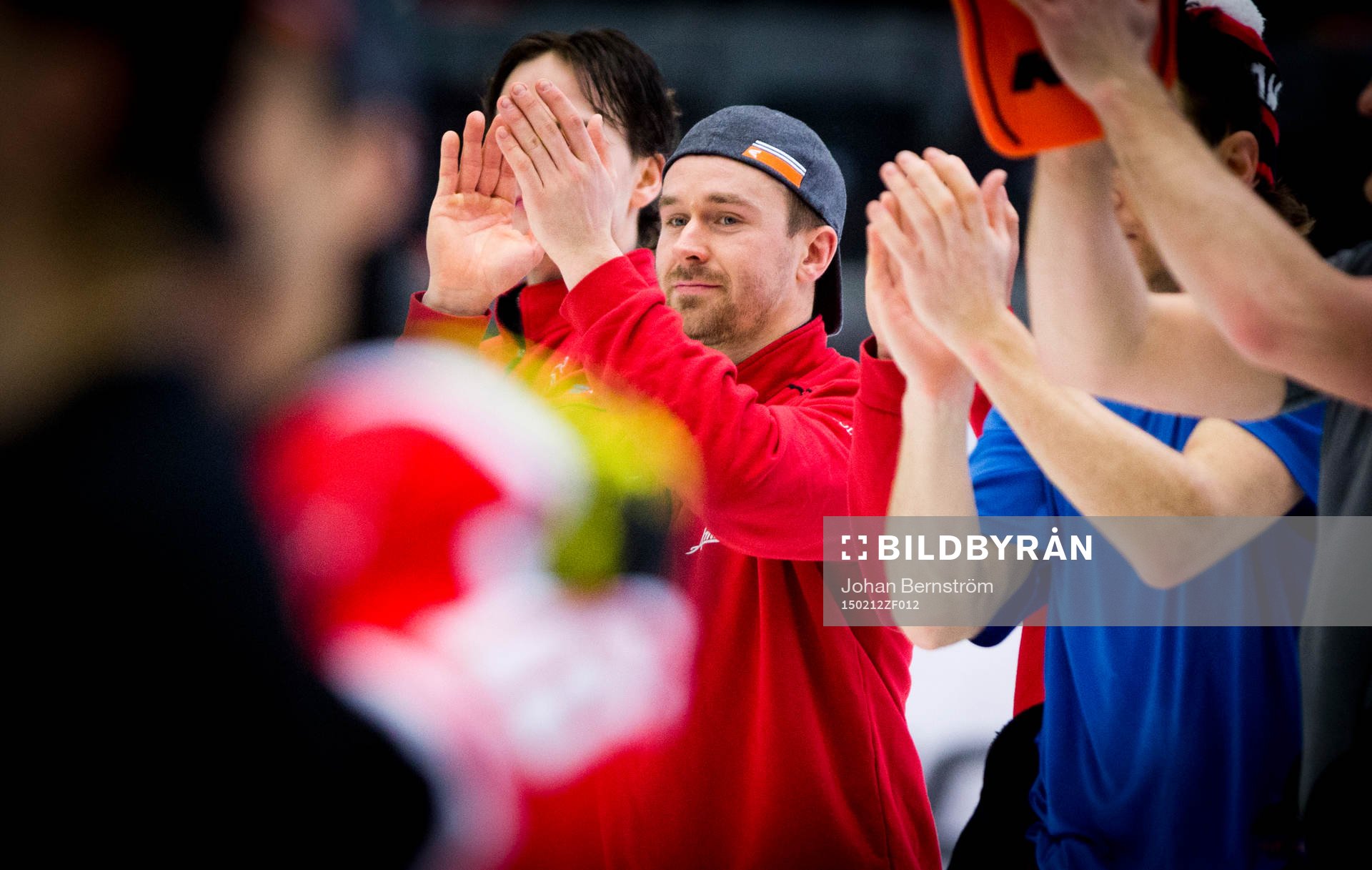 Örebros Tomas Skogs åker in på isen och tackar fansen