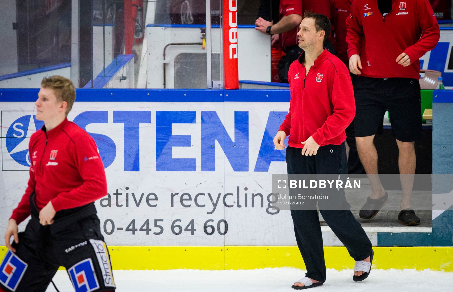 Örebros Jared Aulin åker in på isen och tackar fansen
