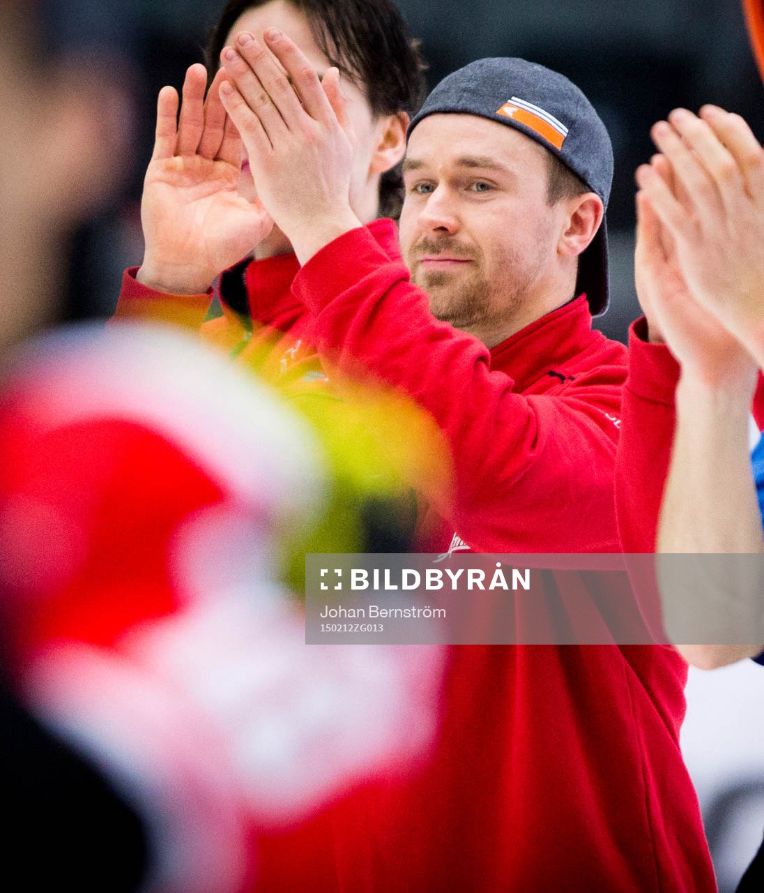 Örebros Tomas Skogs åker in på isen och tackar fansen