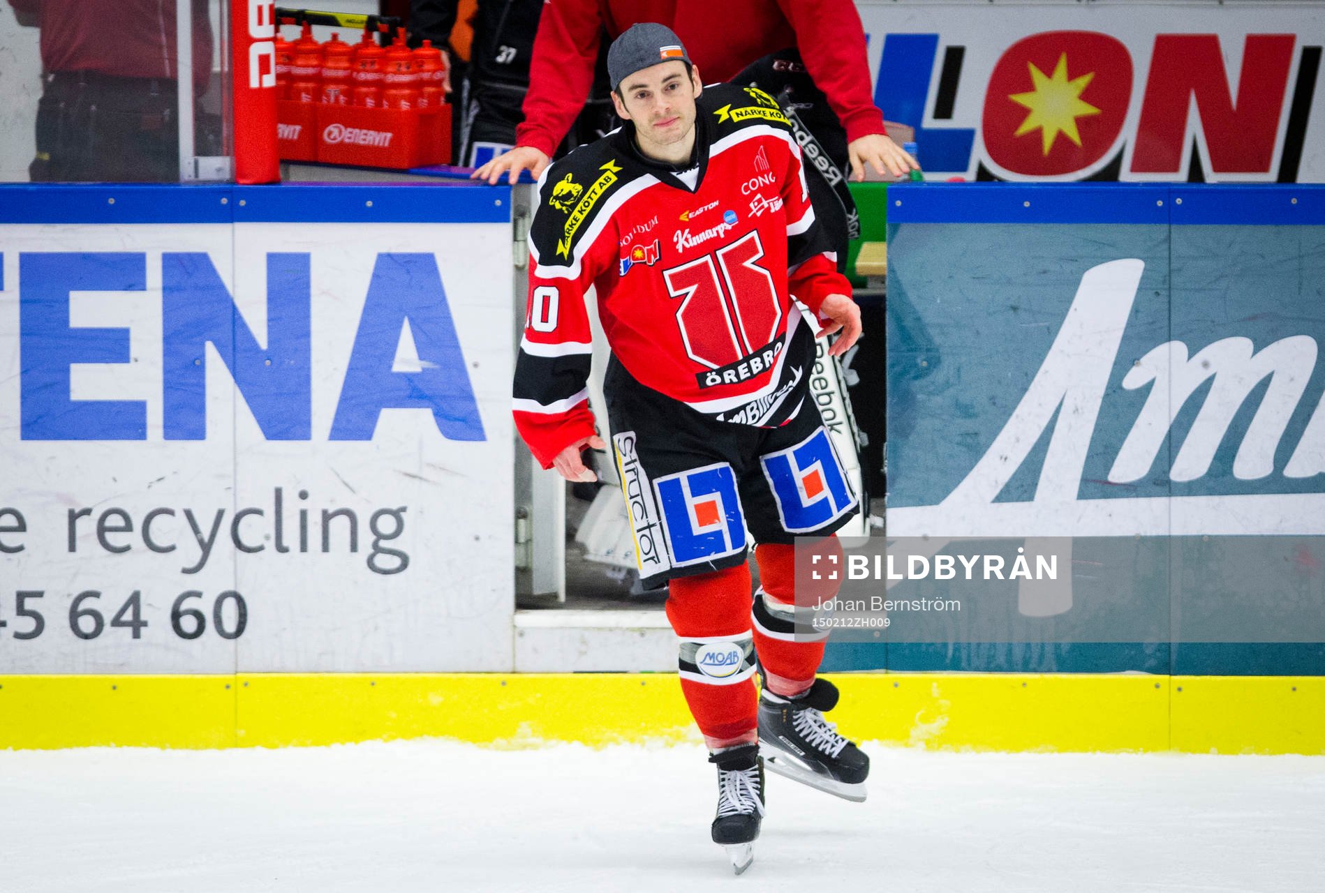 Örebros Derek Ryan åker in på isen och tackar fansen