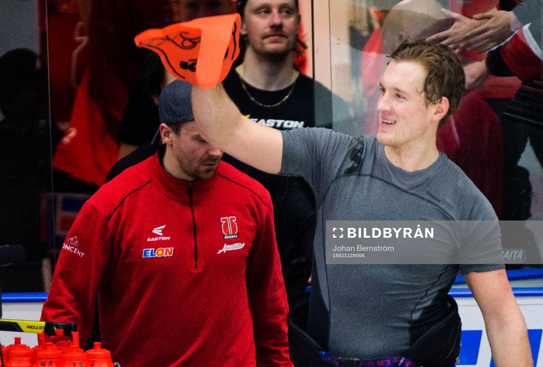 Örebros Mikko Lehtonen åker in på isen och tackar fansen