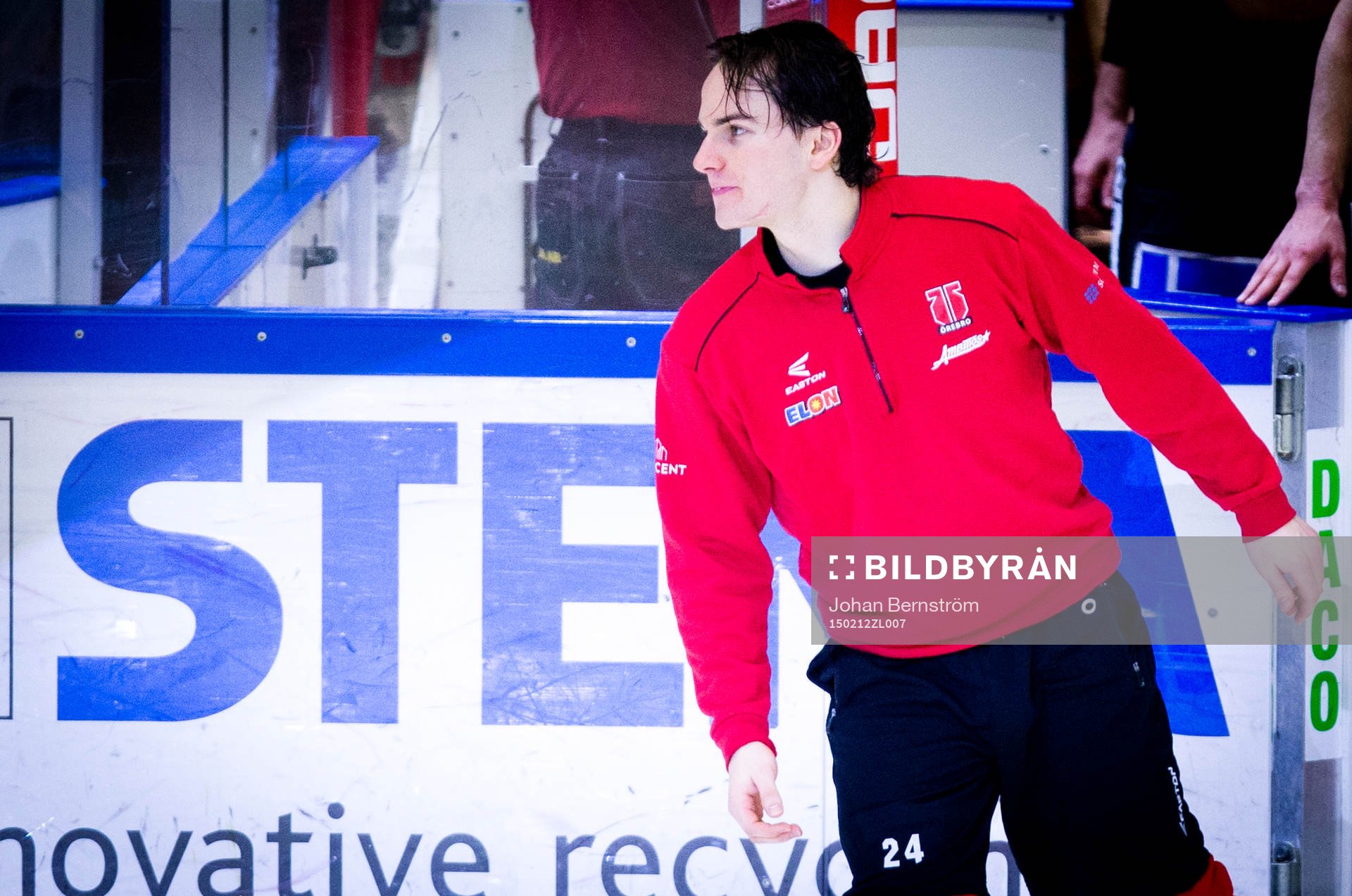 Örebros Petr Zámorský åker in på isen och tackar fansen