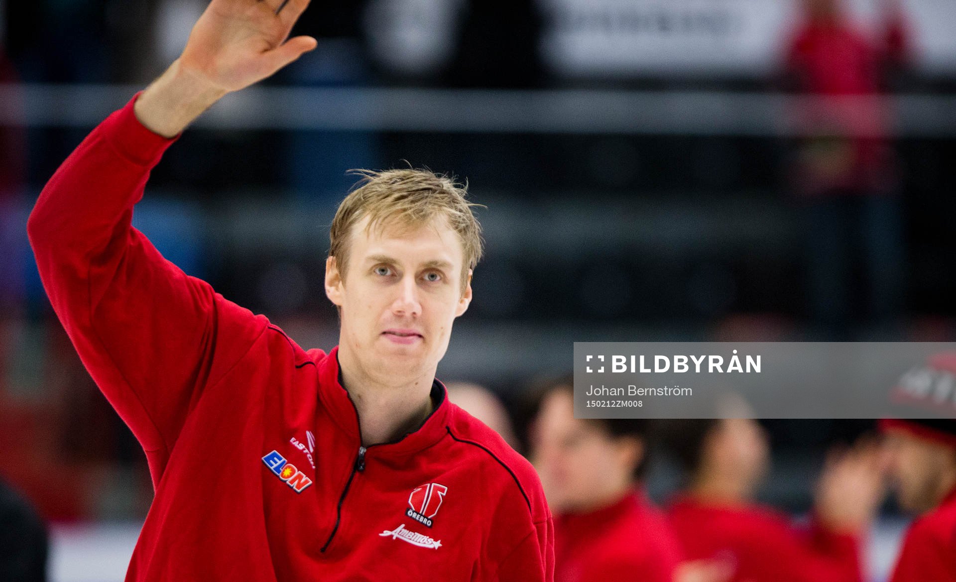 Örebros Marko Anttila åker in på isen och tackar fansen