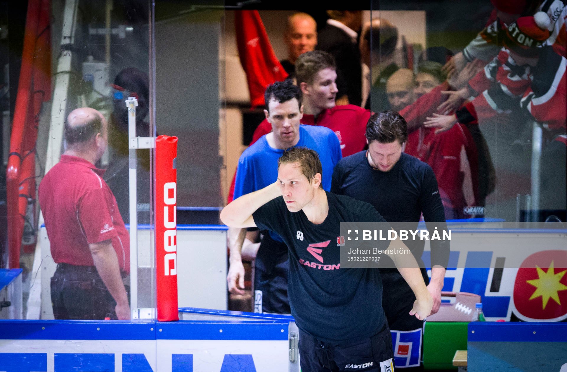 Örebros Viktor Ekbom åker in på isen och tackar fansen