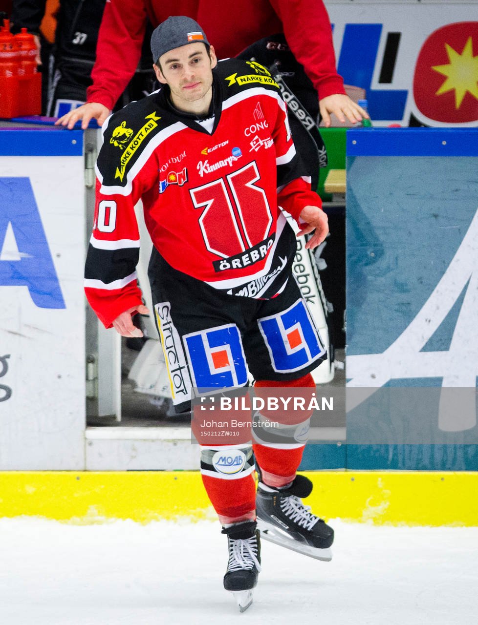 Örebros Derek Ryan åker in på isen och tackar fansen