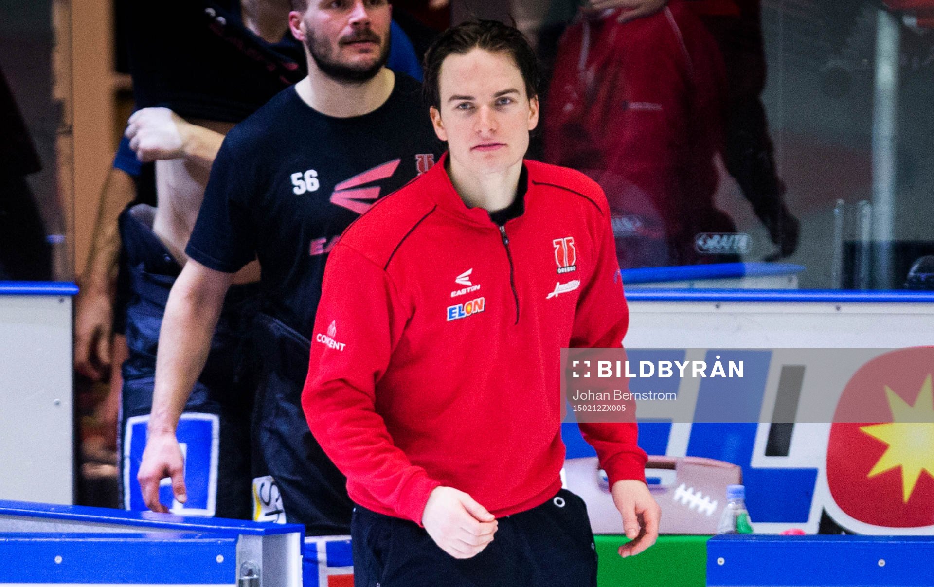 Örebros Petr Zámorský åker in på isen och tackar fansen
