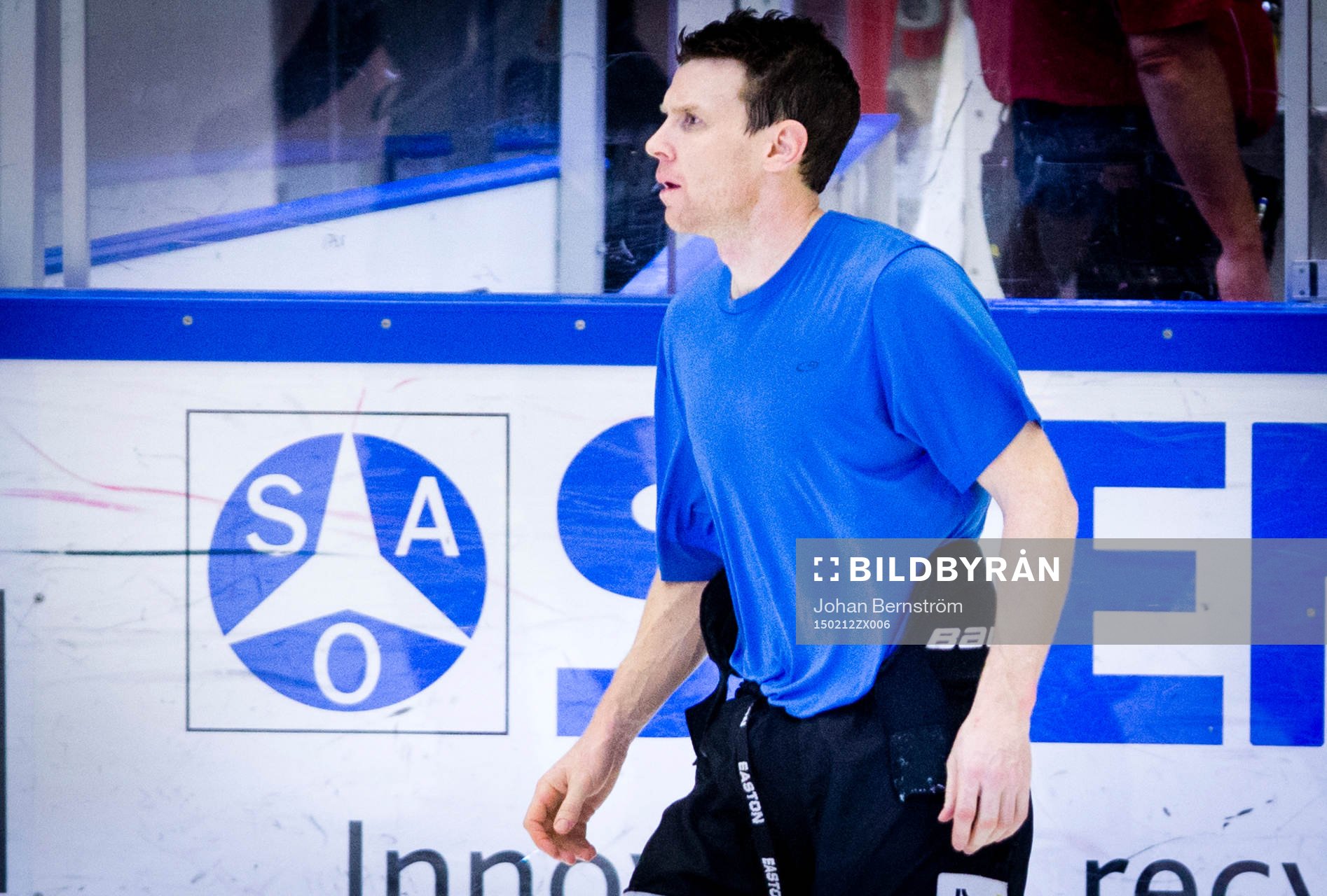 Örebros Brian Willsie åker in på isen och tackar fansen