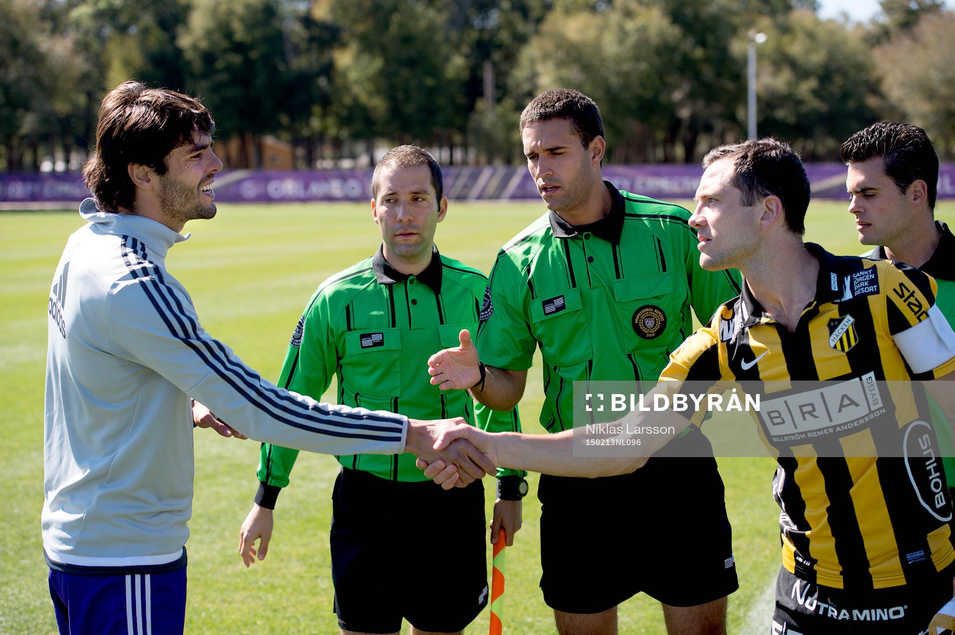 Häckens Martin Ericsson skakar hand med Orlandos Kaka
