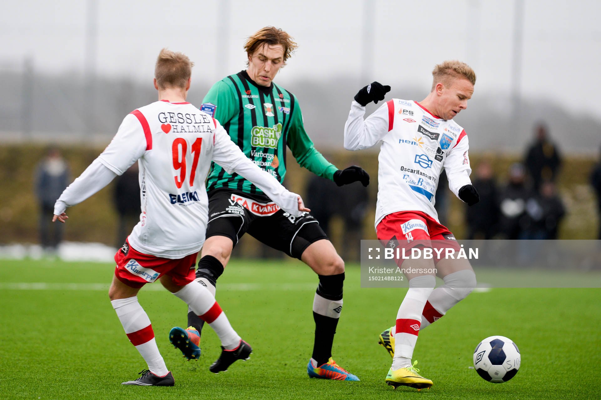 Varbergs Joakim Lindner i kamp med Halmias Per Gulda och Robin Thomasson under träningsmatchen mellan Varberg och Halmia den 14 februari 2015 i Varberg.