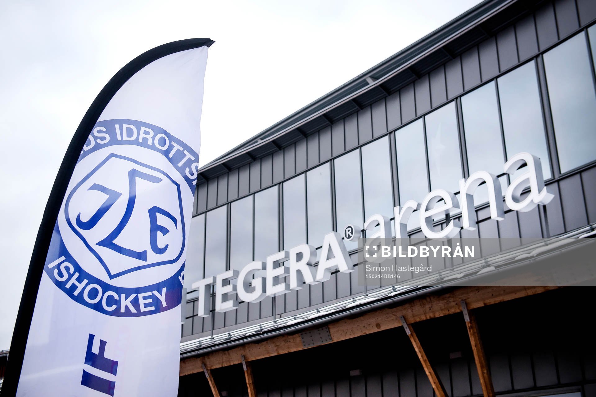 En strandflagga utanför Tegera Arena före ishockeymatchen