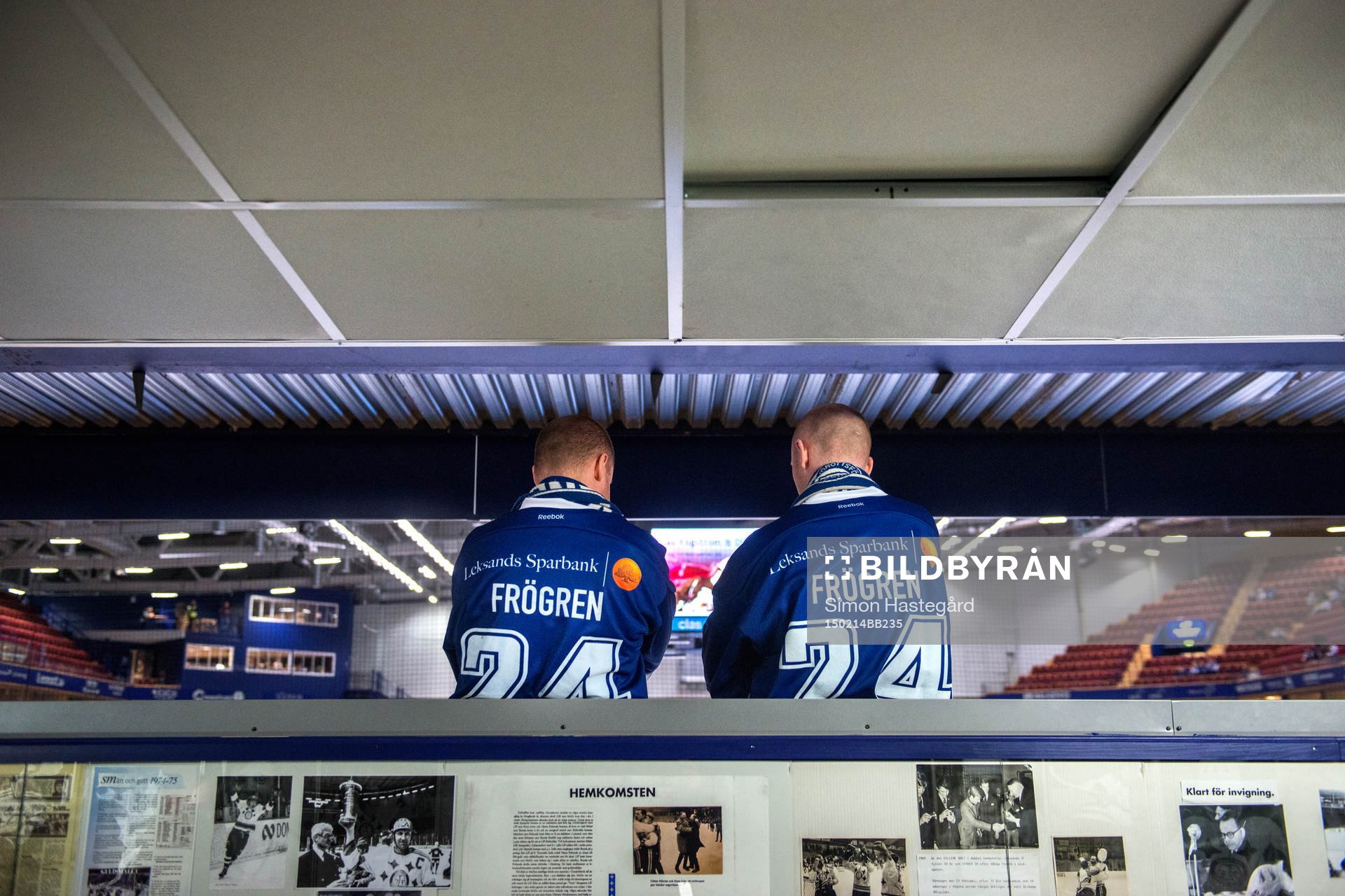 Två supportrar med Leksands Jonas Frögrens matchtröja