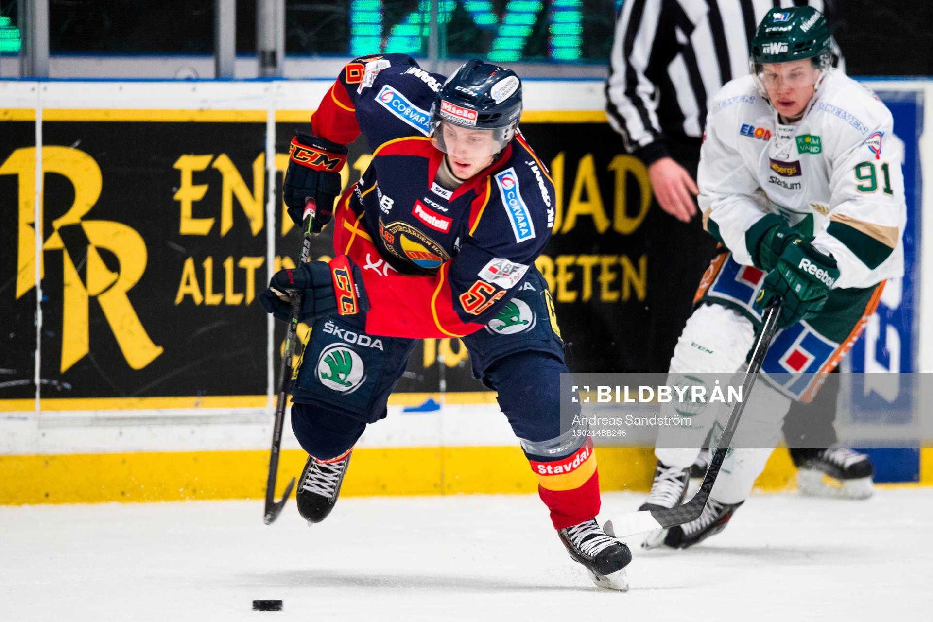 Djurgårdens Robin Norell jagas av Färjestads Toni Rajala