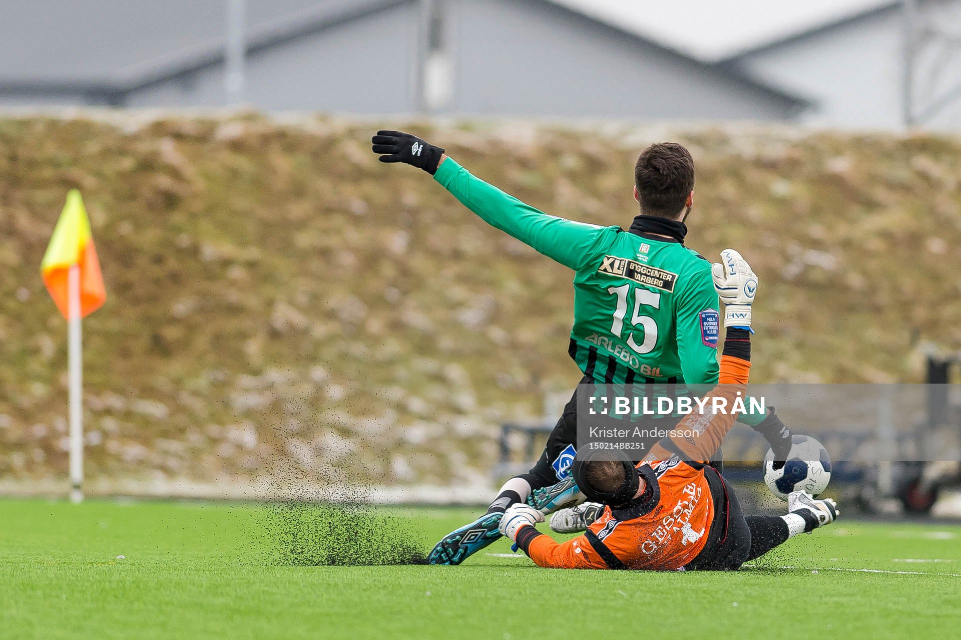 Varbergs Ajsel Kujovic blir fälld av Halmias målvakt