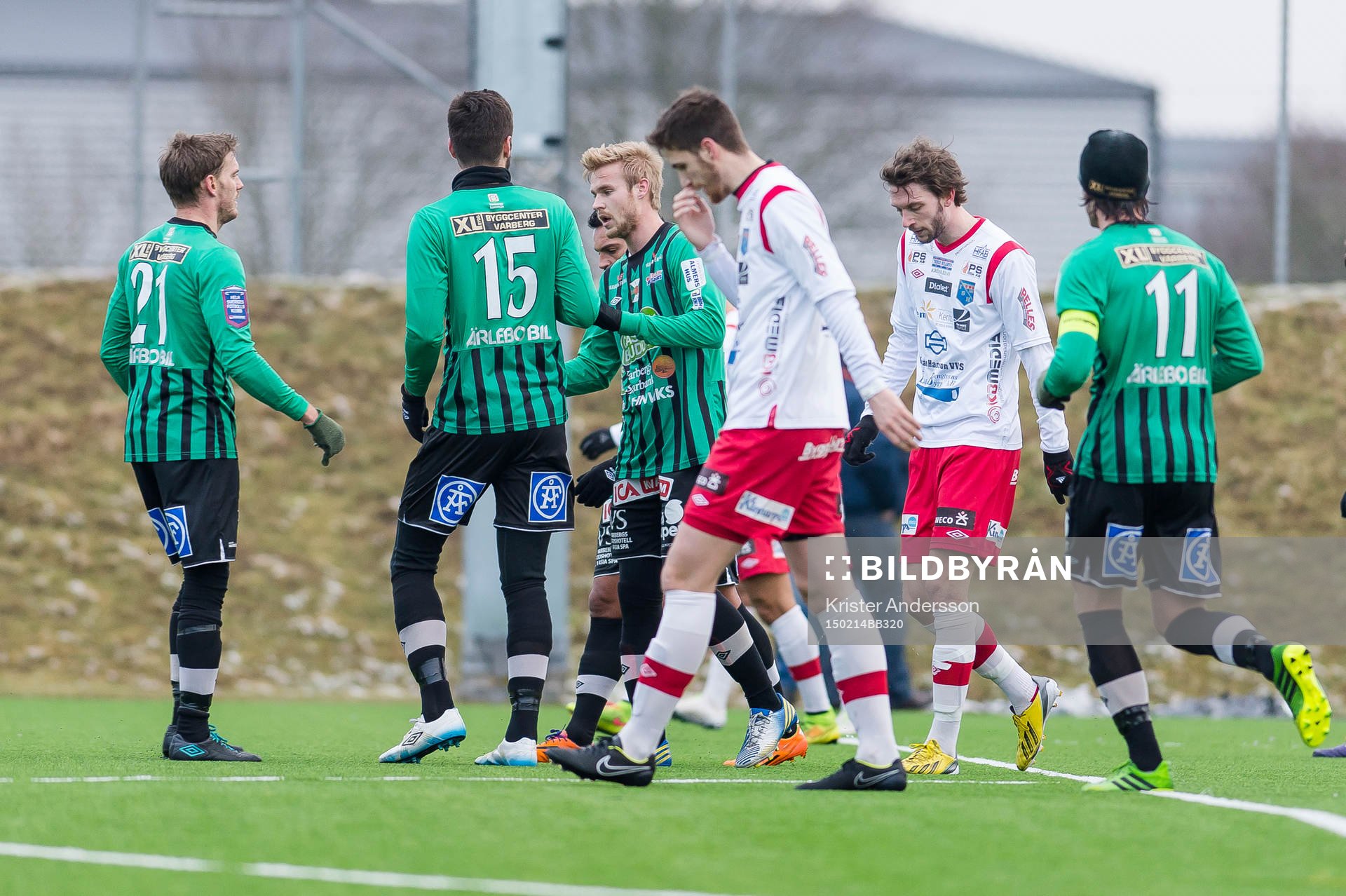 Varbergs provspelare Mats André Kaland (mitt i bild) jublar