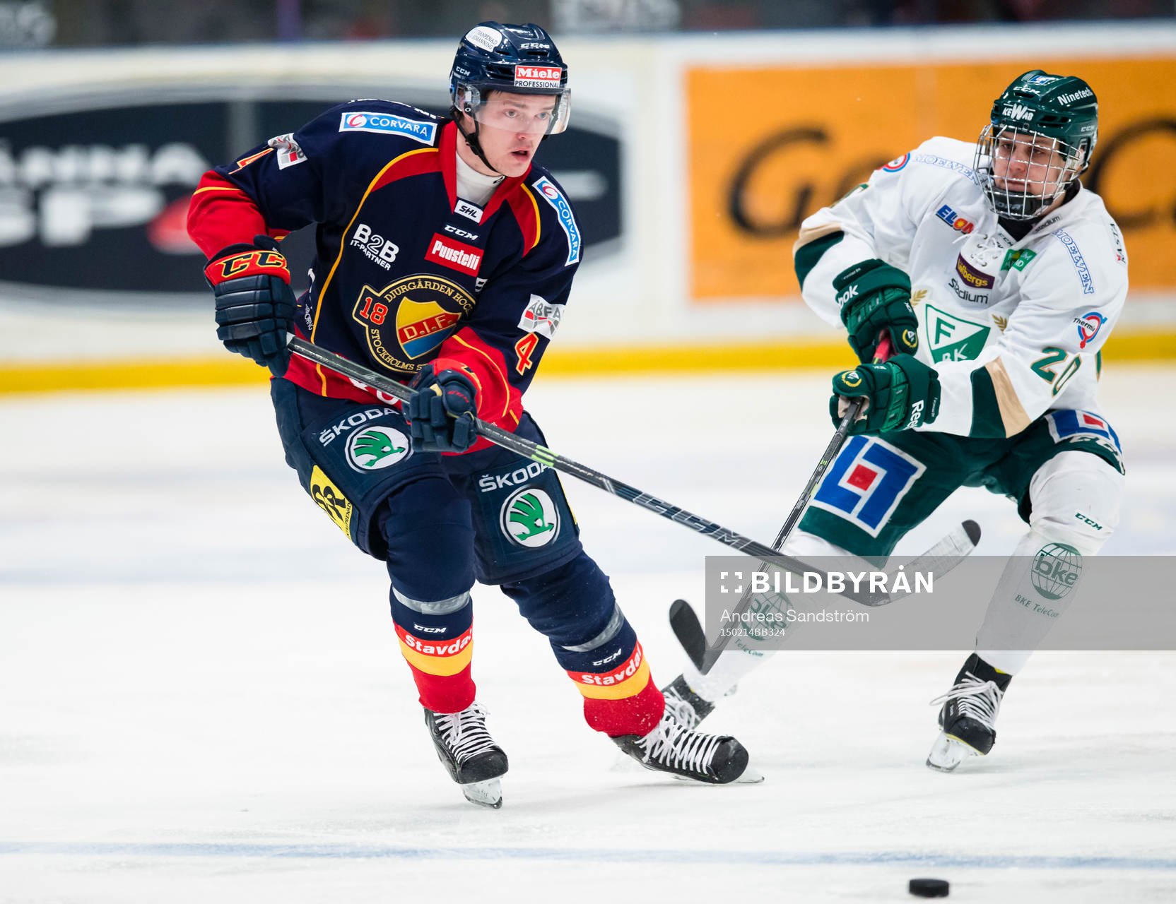 Djurgårdens Marcus Högström i kamp om pucken med