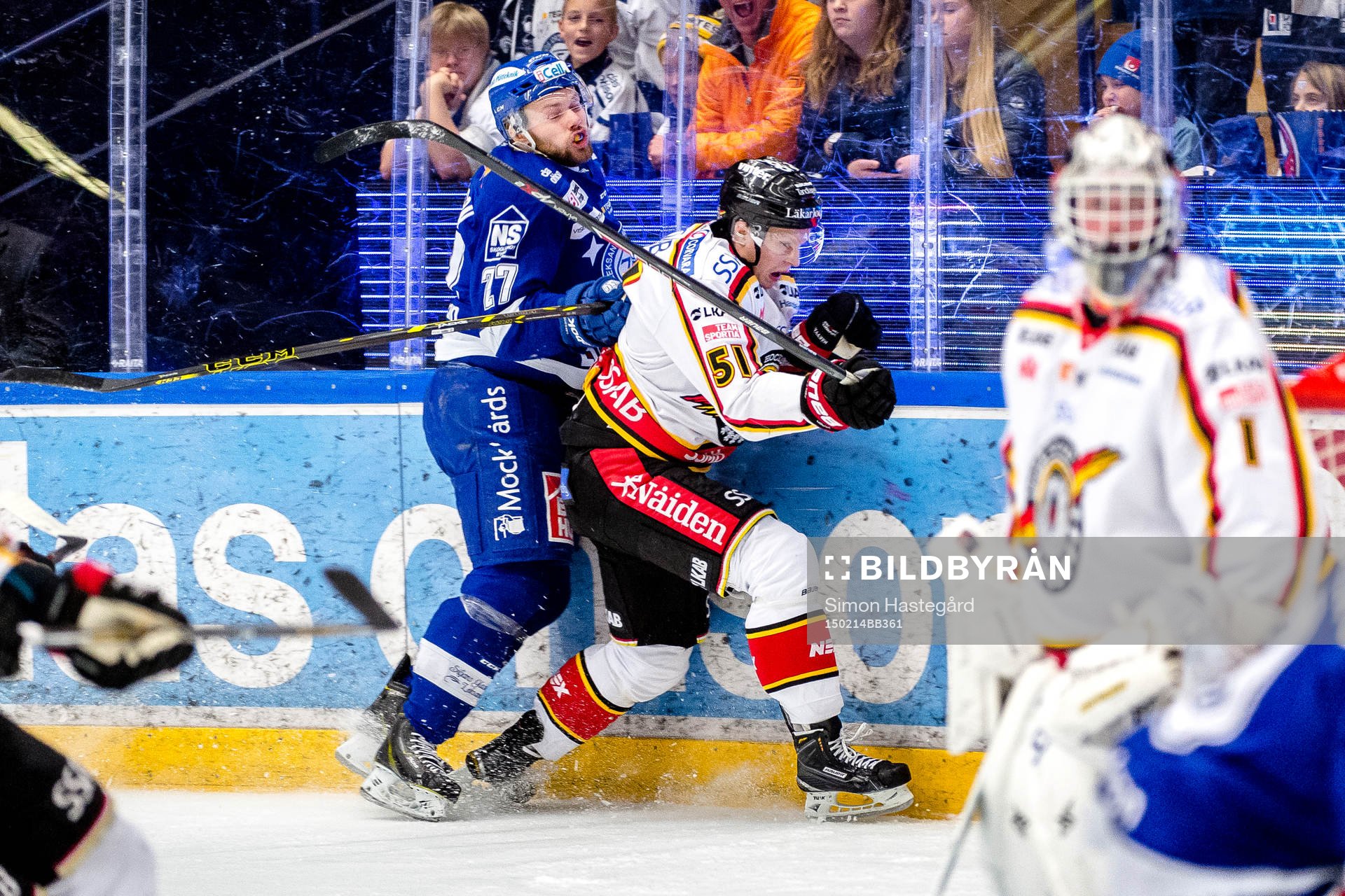 Leksands Viktor Mårtensson tacklar Luleås Kristian