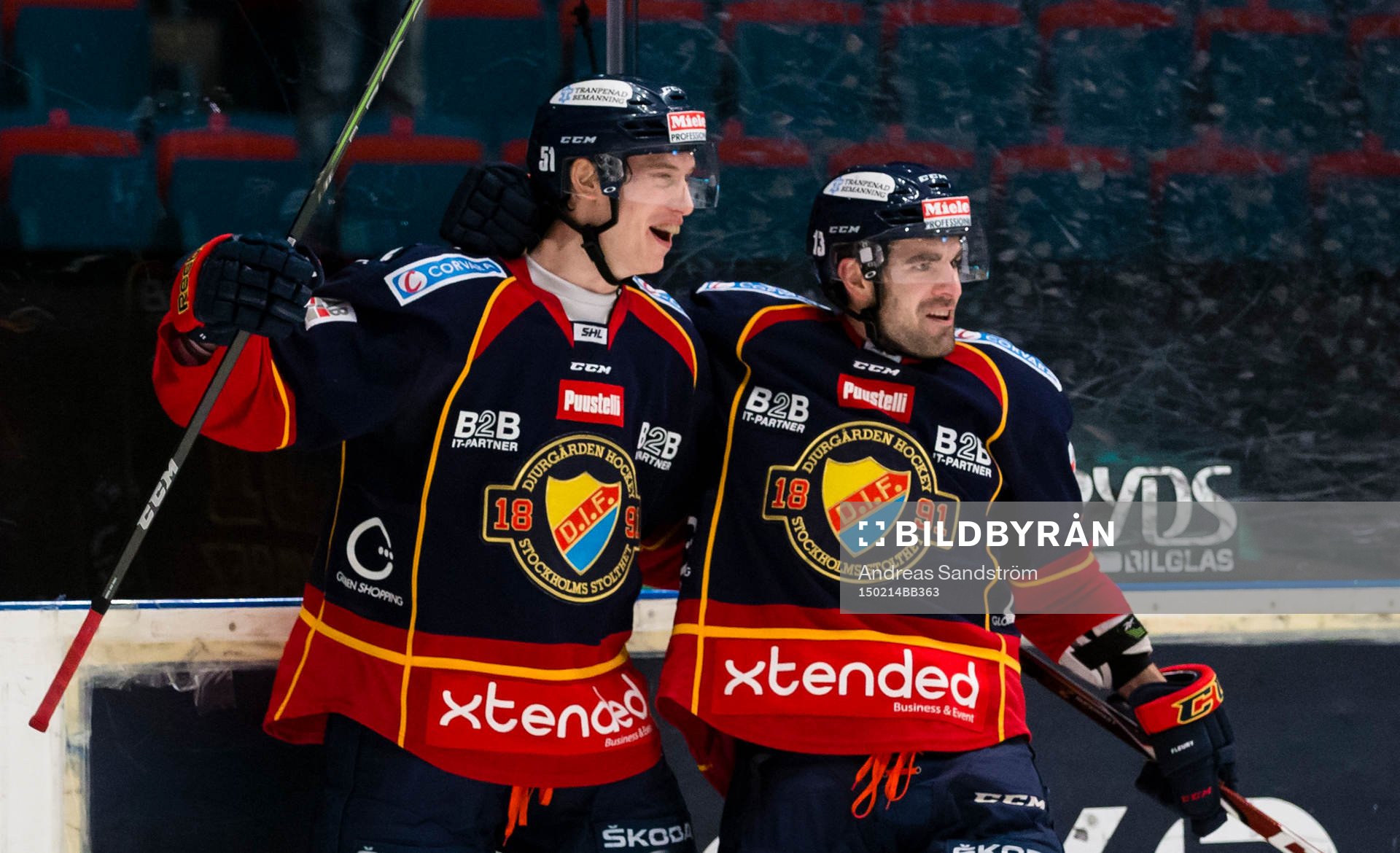Djurgårdens Robin Alvarez (v) jublar med Damien Fleury (h)