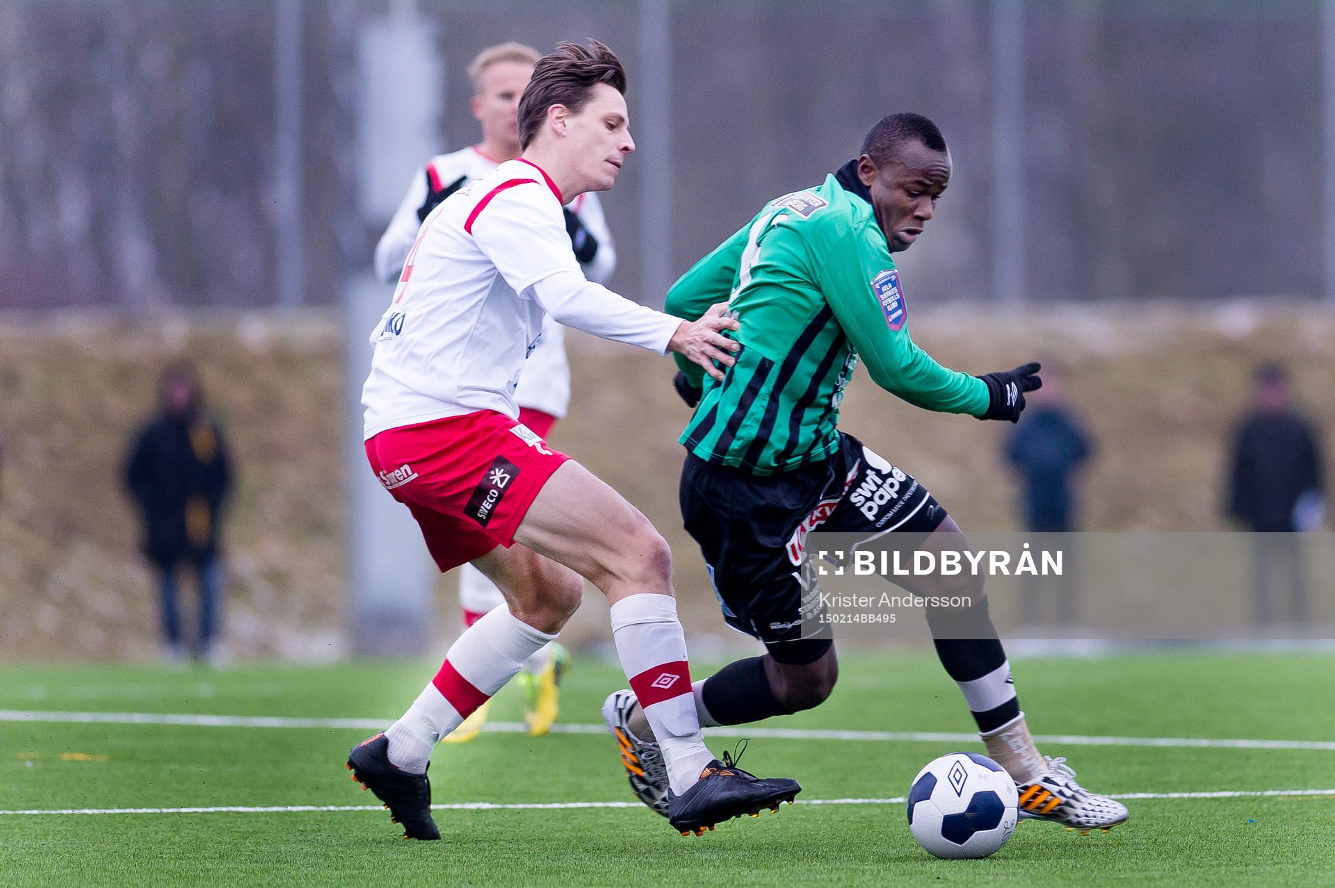 Halmias Johan Mangfors och Varbergs Nsima Peter under träningsmatchen mellan Varberg och Halmia den 14 februari 2015 i Varberg.