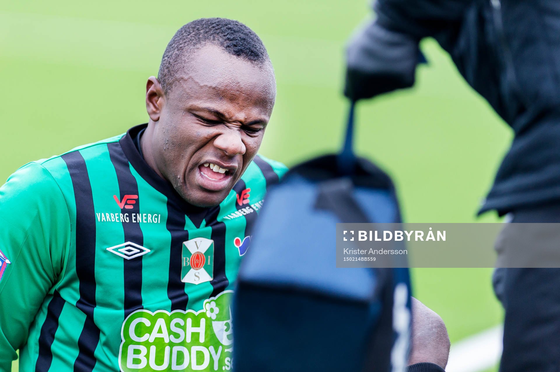 Varbergs Nsima Peter blir omlindad och får kliva av under träningsmatchen mellan Varberg och Halmia den 14 februari 2015 i Varberg.